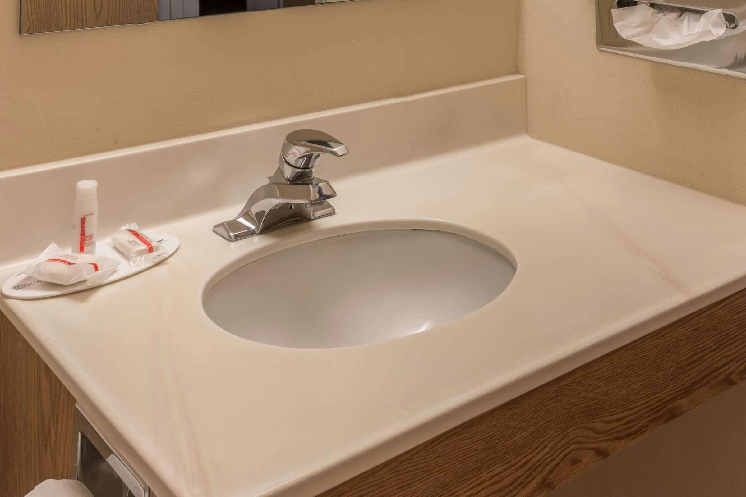 Hotel Super 8 by Wyndham Woodburn photo 4