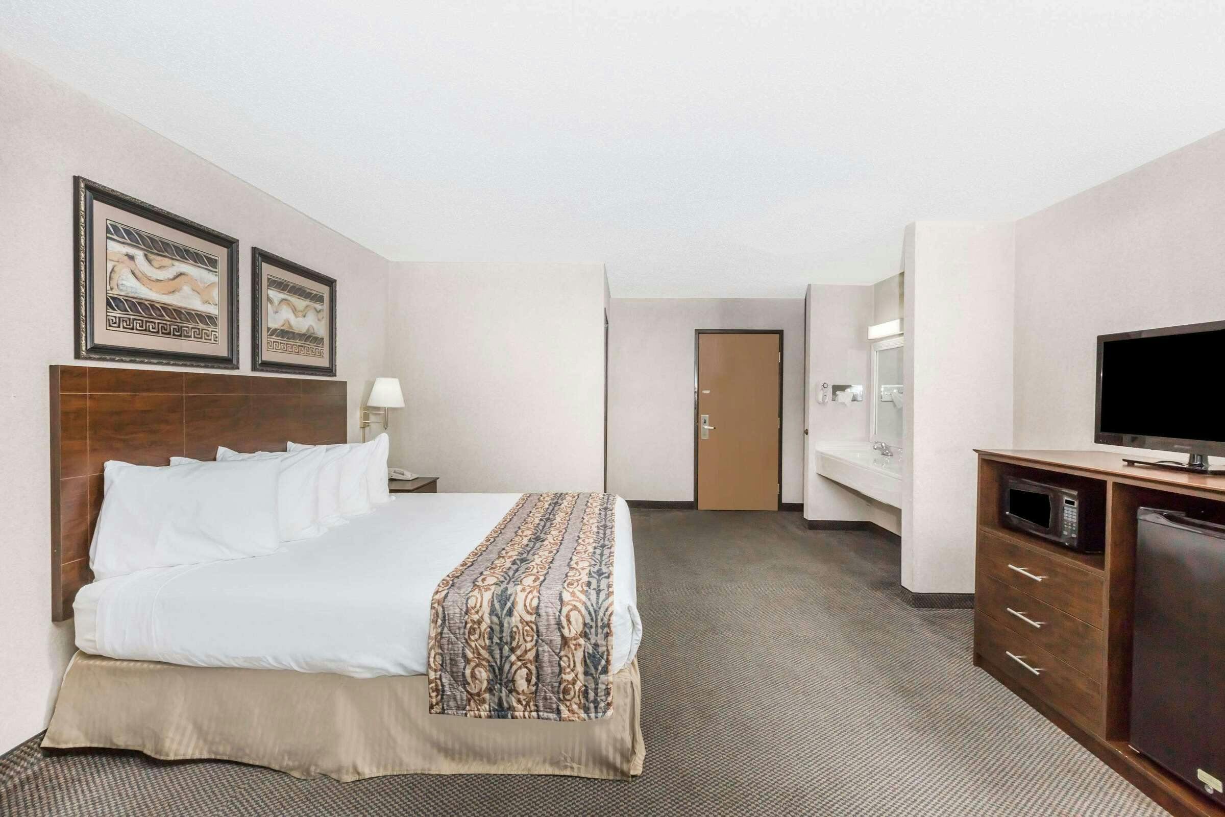 Hotel Baymont Inn Suites LeMars photo 1