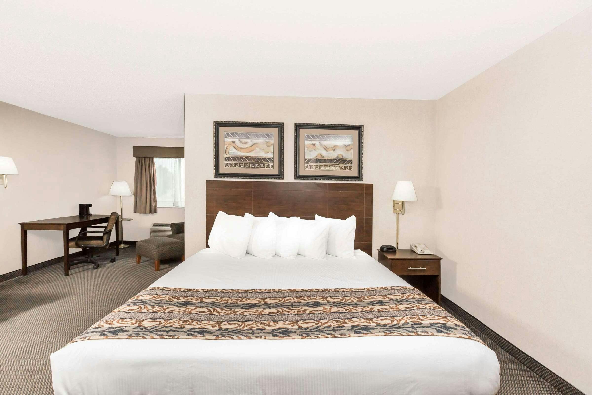 Hotel Baymont Inn Suites LeMars photo 2