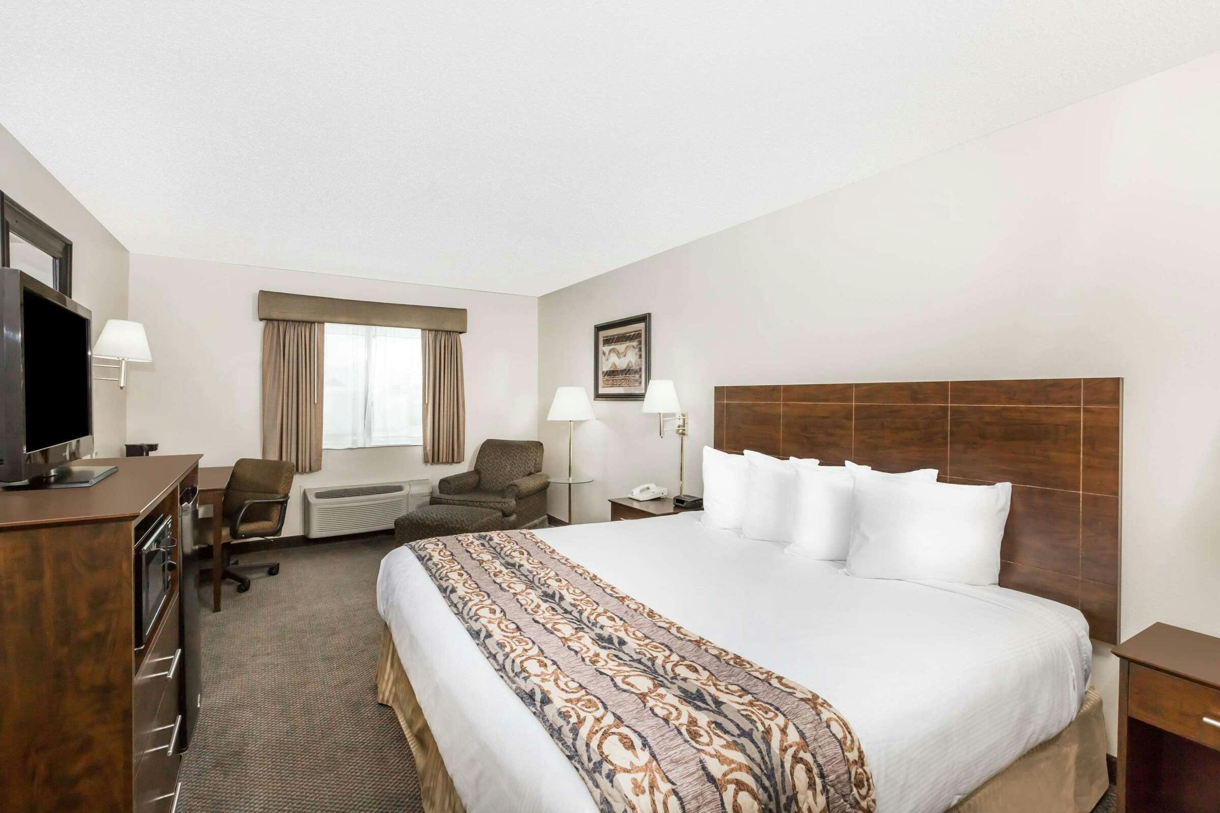 Hotel Baymont Inn Suites LeMars photo 4