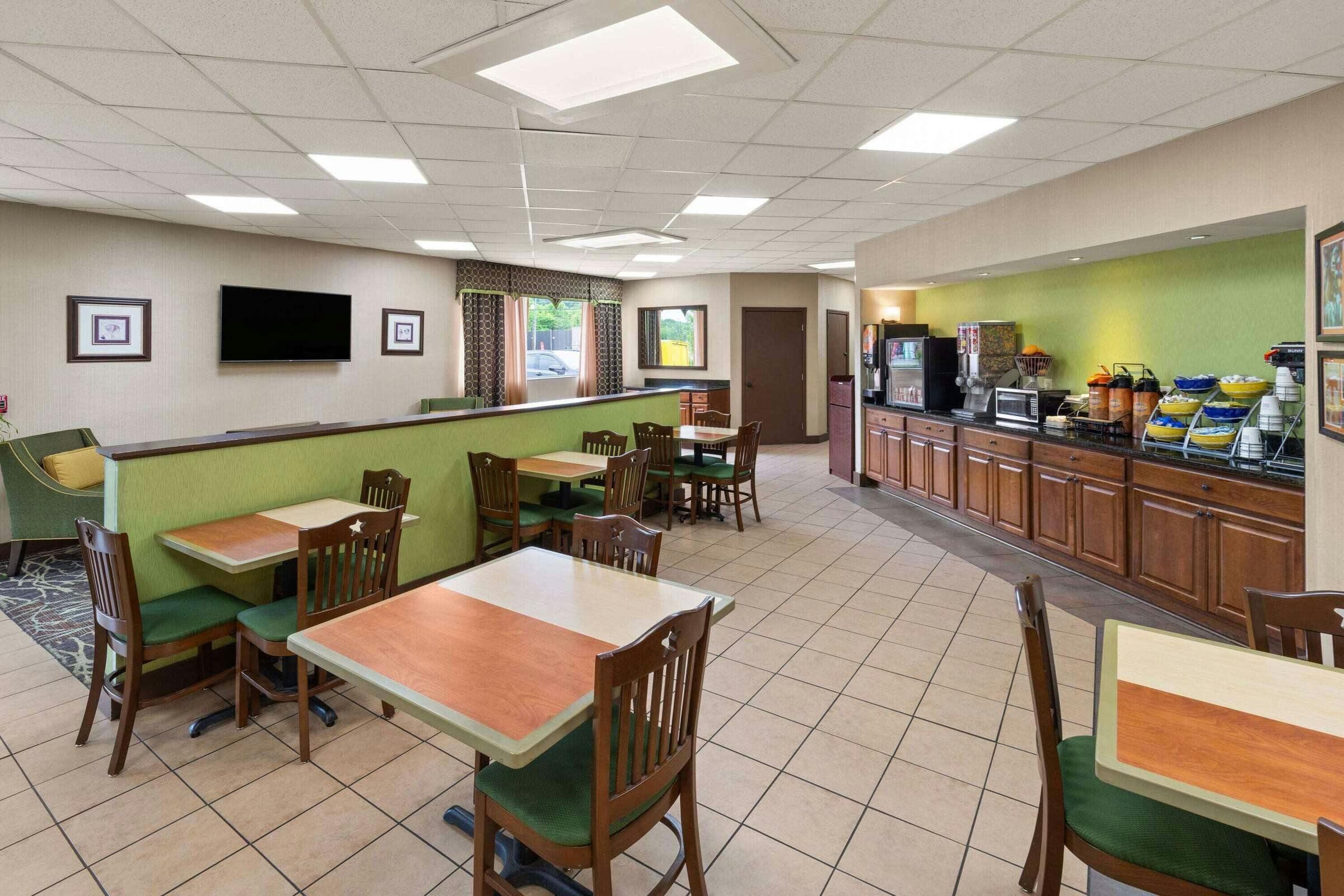 Hotel Days Inn Knoxville East photo 3