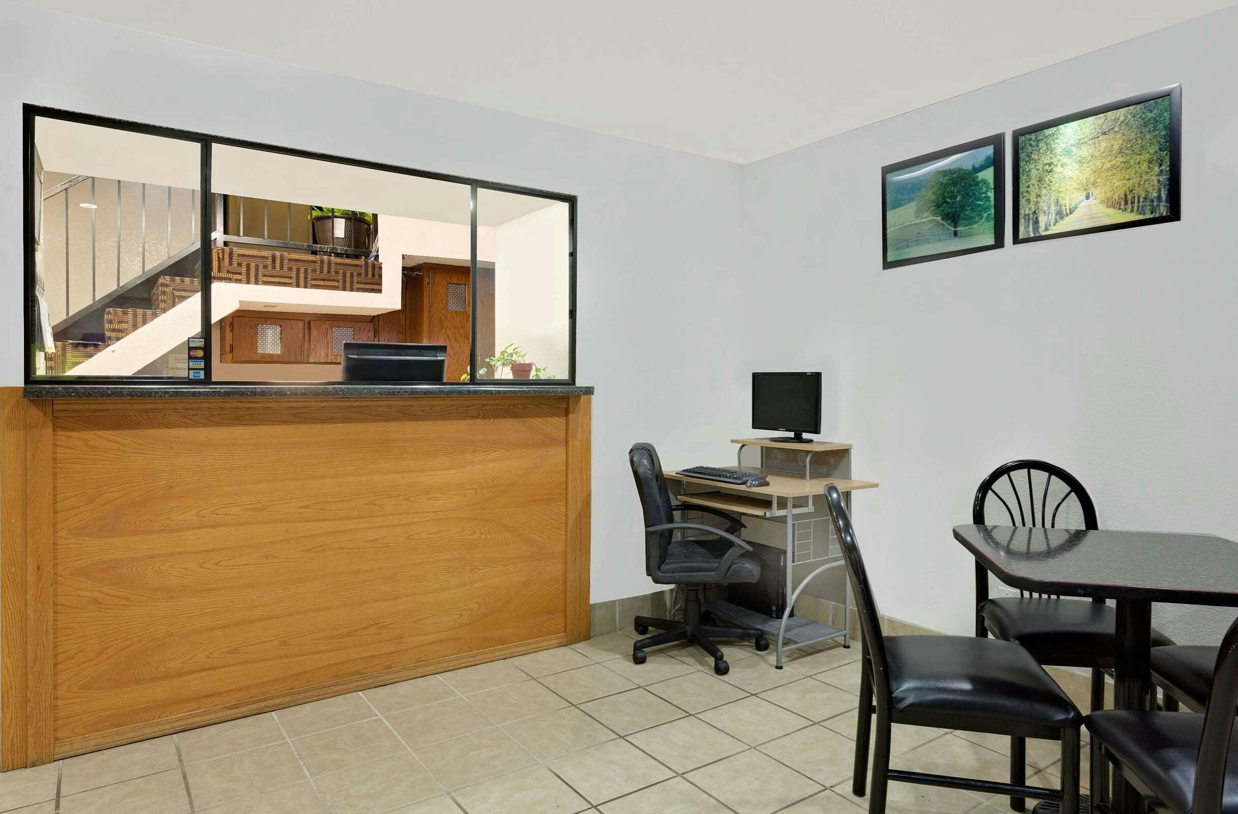 Hotel Super 8 by Wyndham Waynesboro photo 1