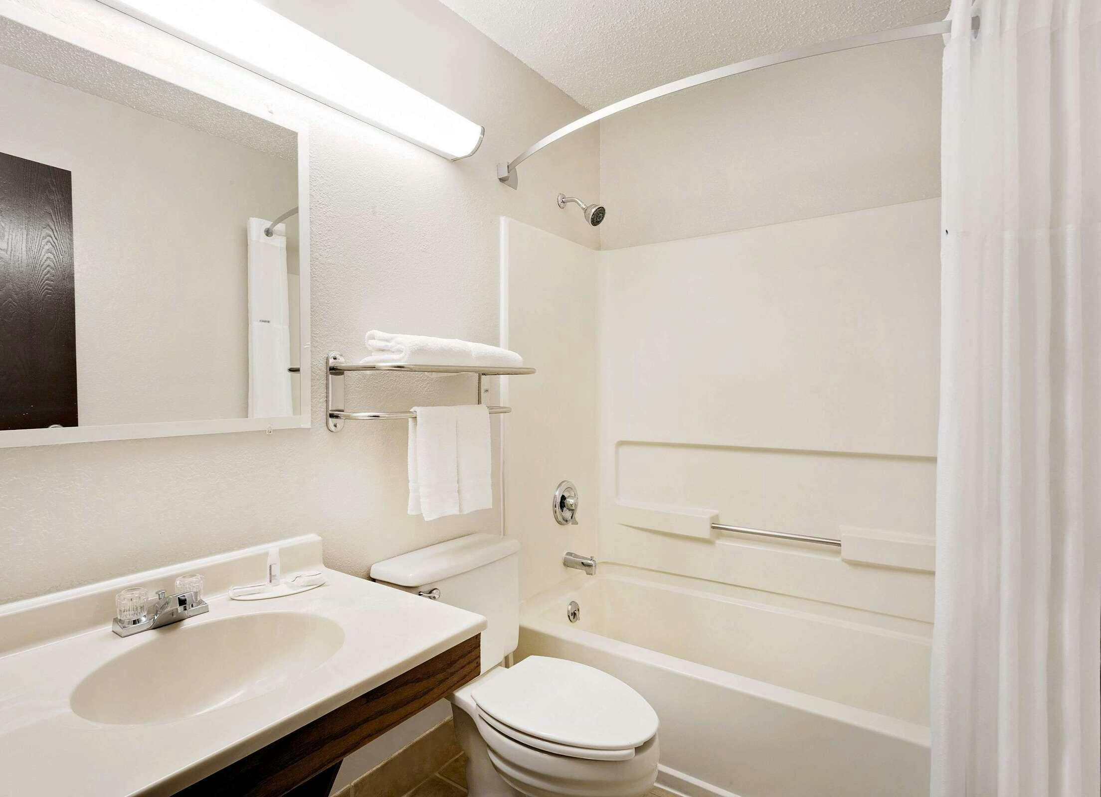 Hotel Super 8 by Wyndham Waynesboro photo 5