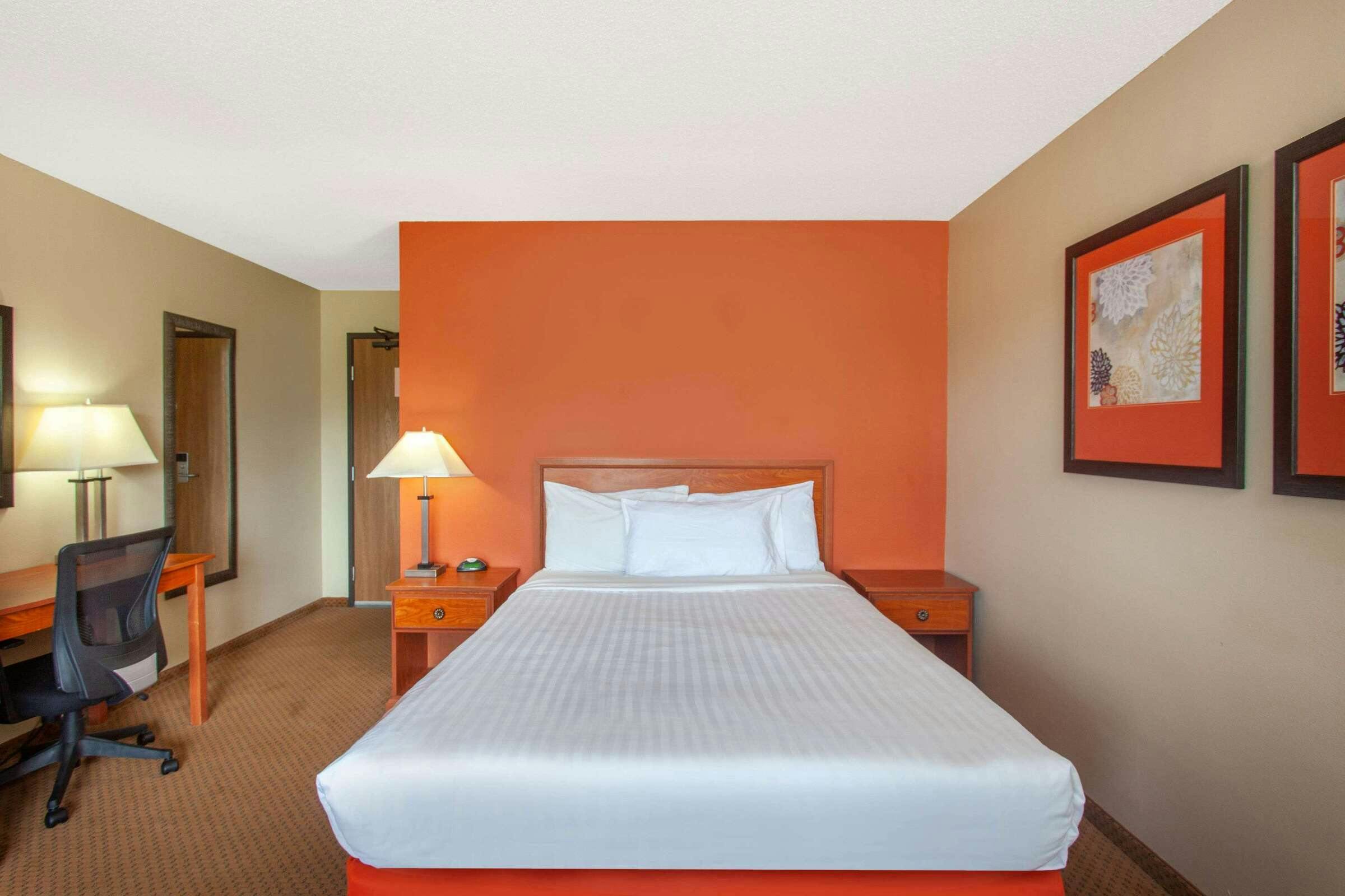 Hotel AmericInn by Wyndham Willmar photo 5