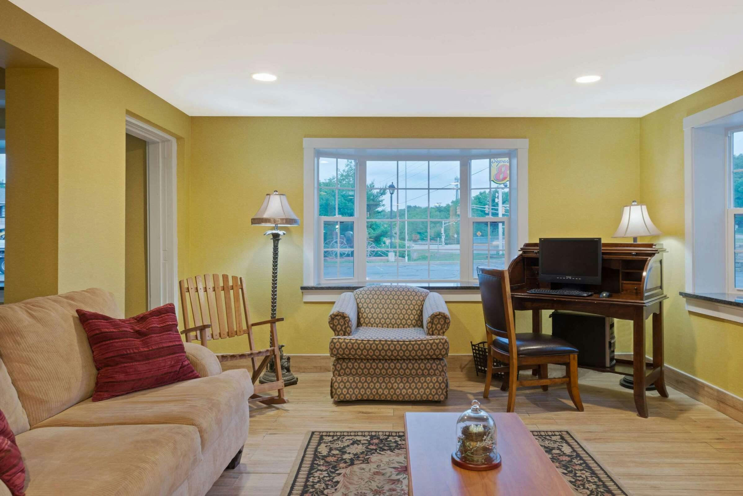 Hotel Super 8 Sturbridge MA photo 1