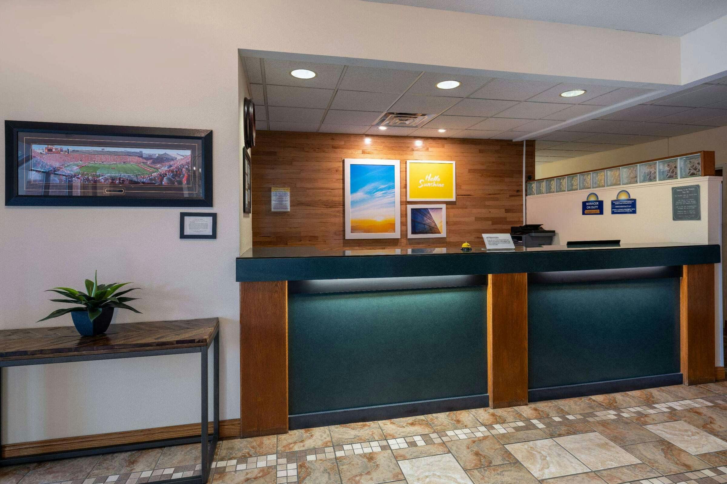 Hotel Days Inn & Suites by Wyndham Madison photo 3