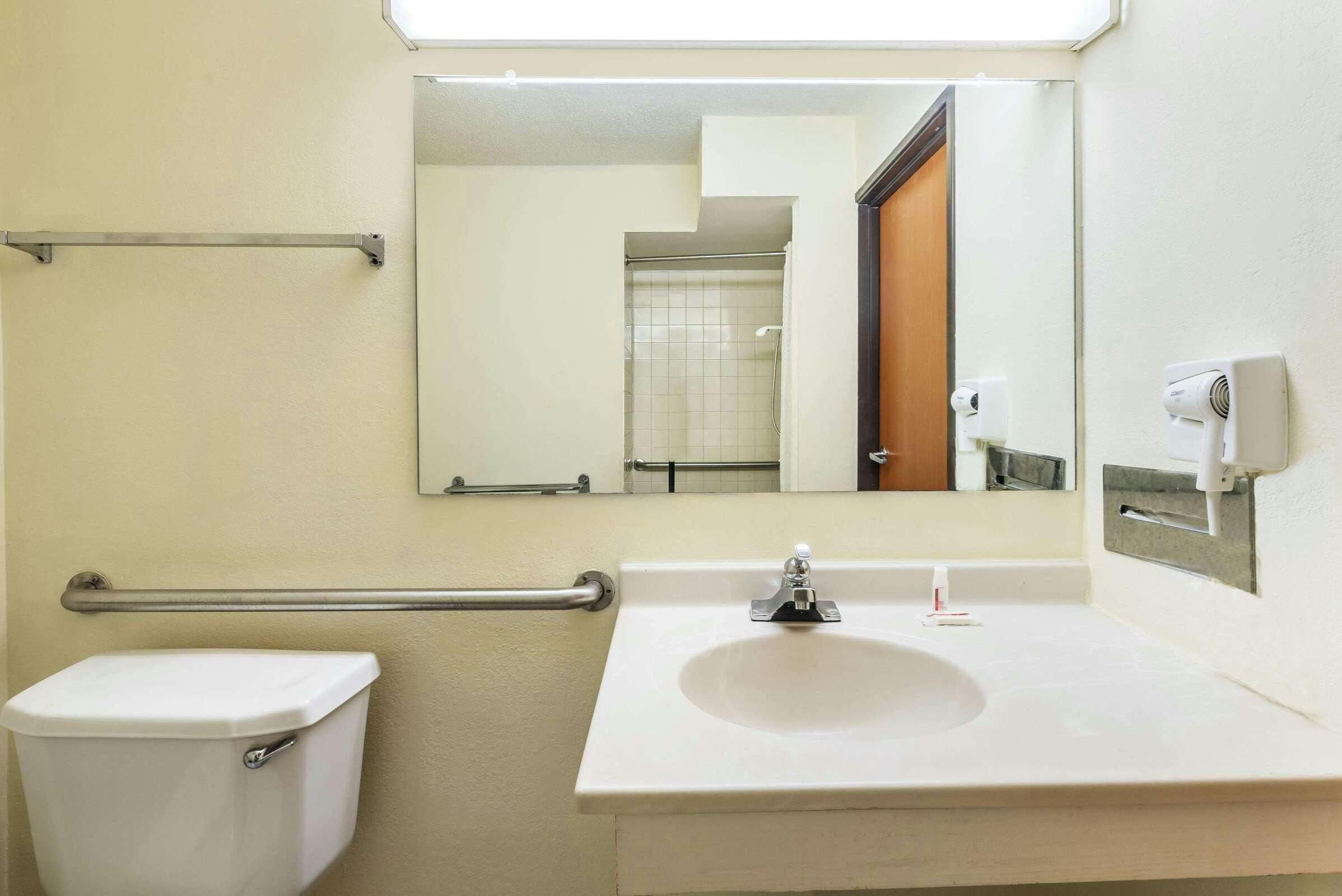 Hotel Super 8 by Wyndham Denton photo 3