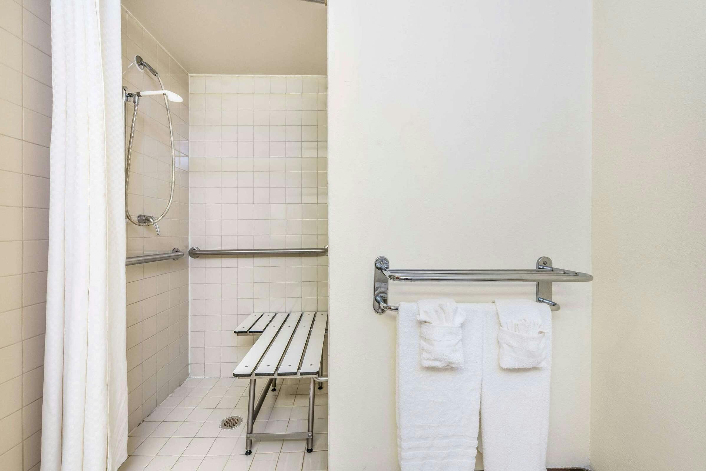 Hotel Super 8 by Wyndham Denton photo 4