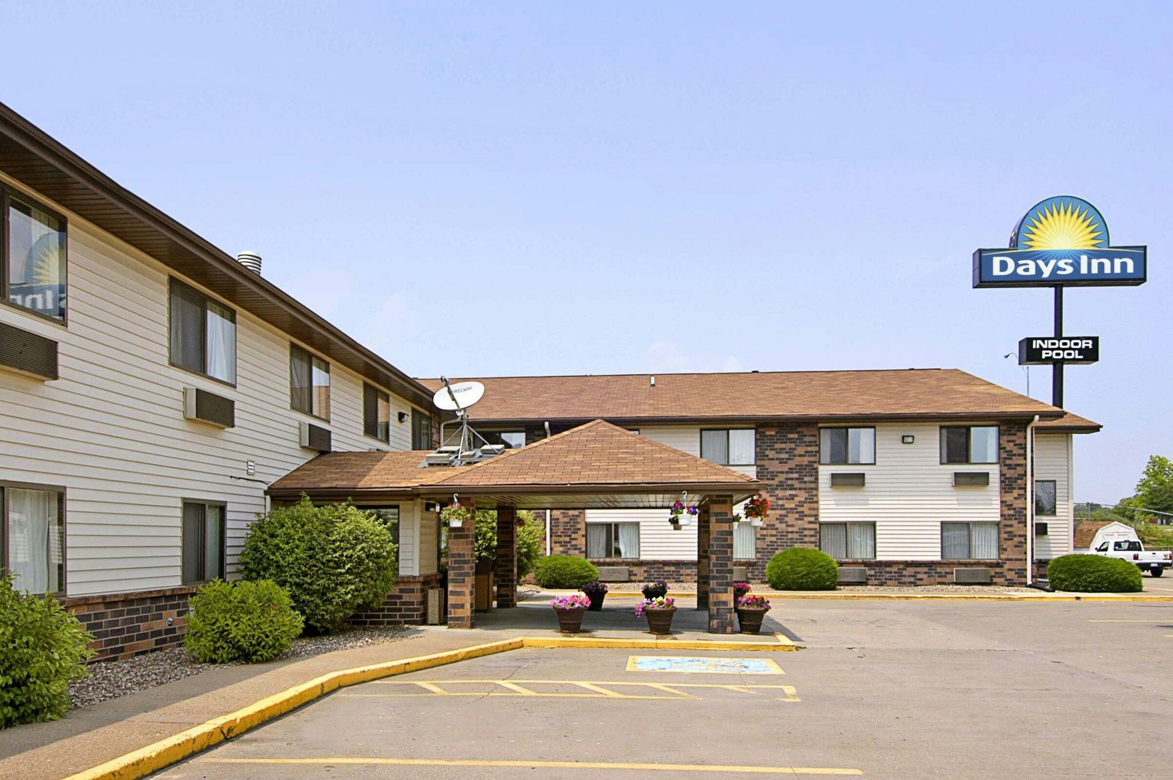 Days Inn and Suites Davenport