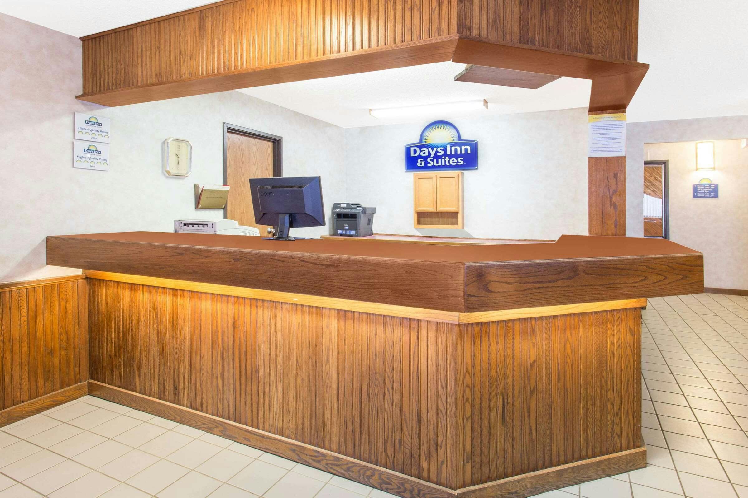 Hotel Days Inn and Suites Davenport photo 1