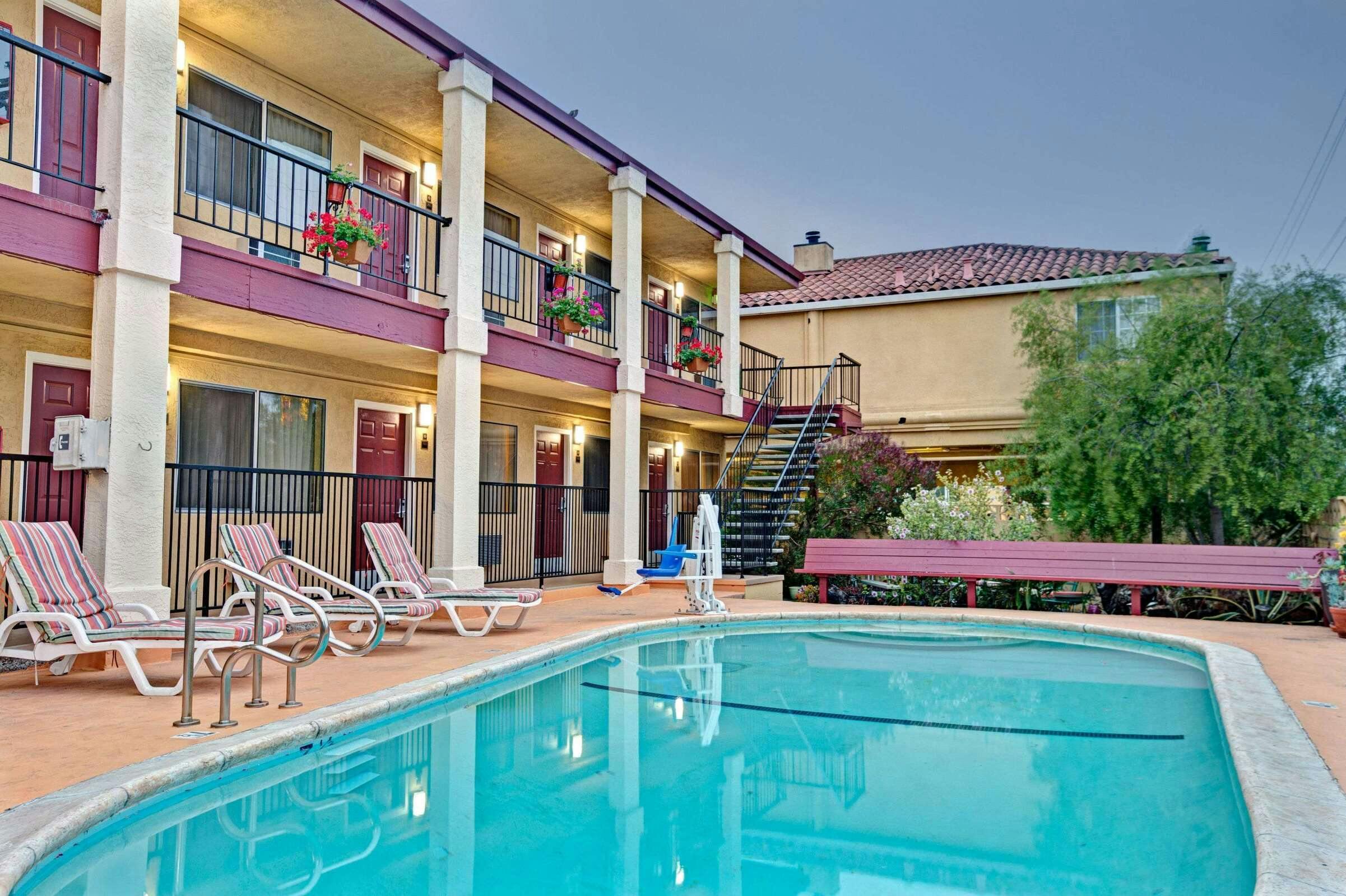 Hotel Super 8 Santa Cruz Beach photo 2