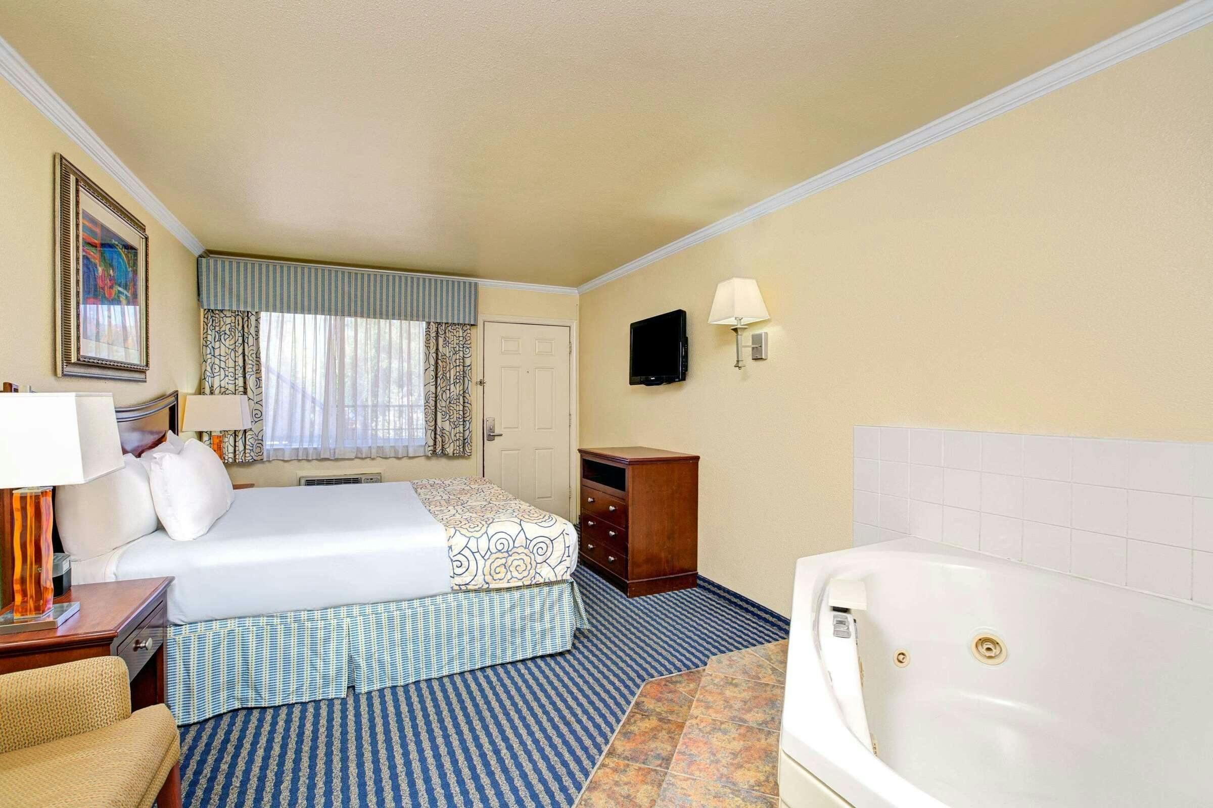 Hotel Super 8 Santa Cruz Beach photo 3