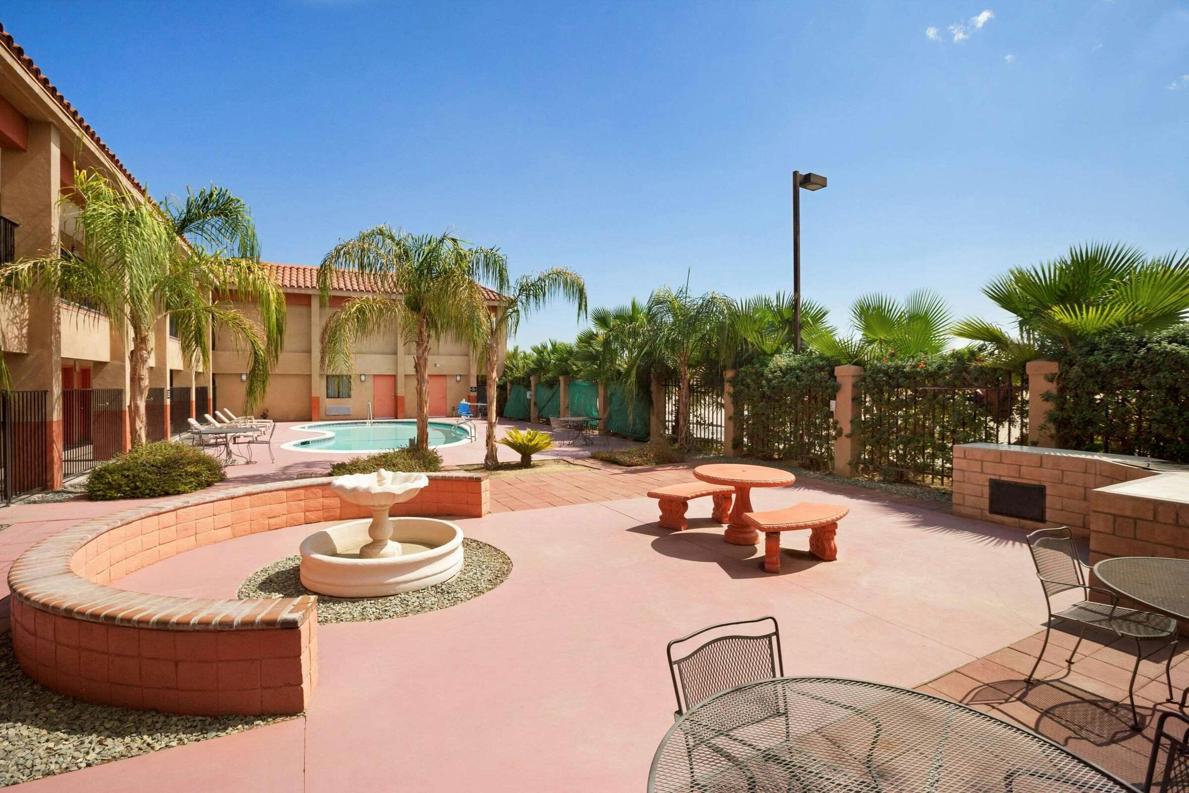 Hotel Super 8 by Wyndham Indio photo 1