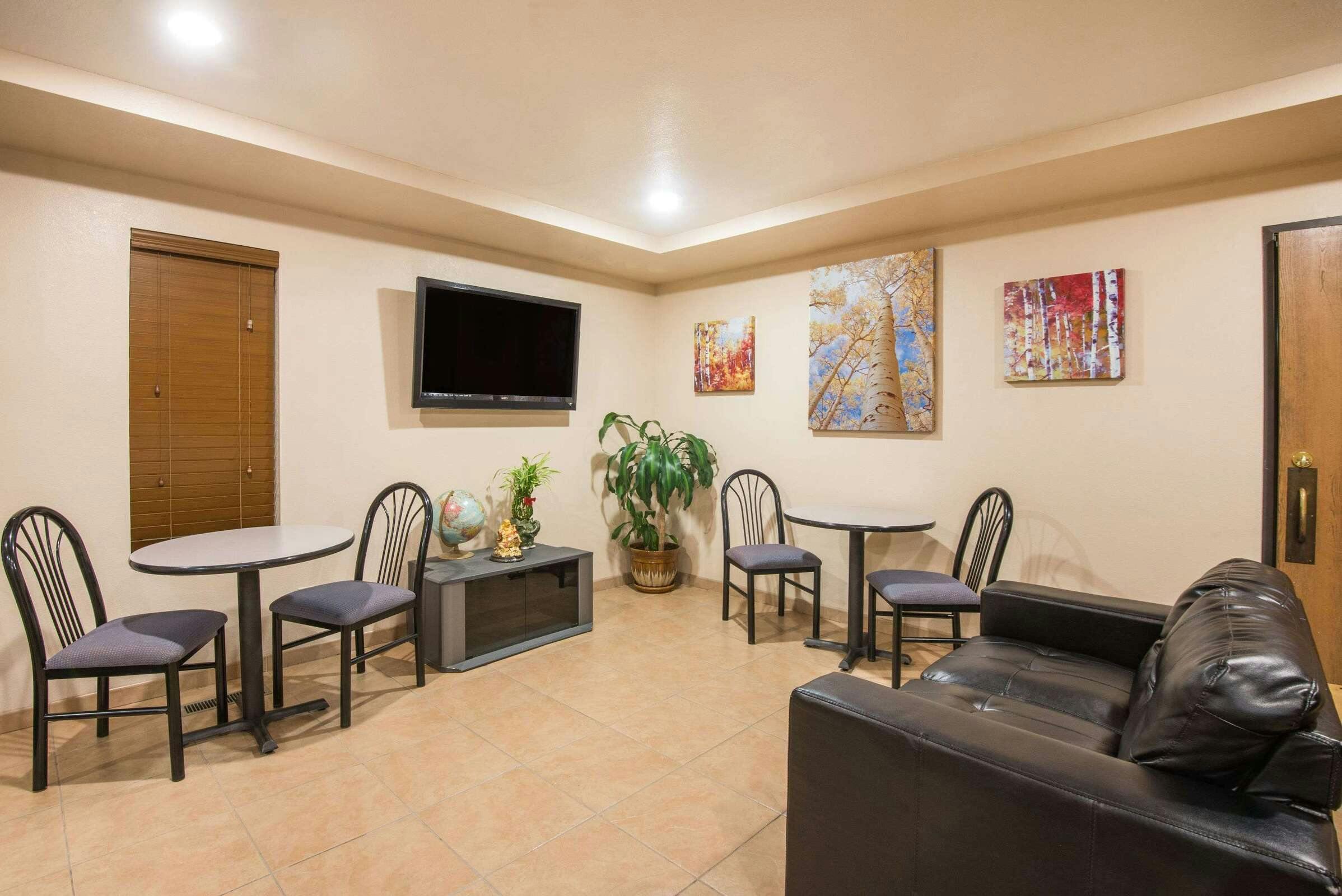 Hotel Super 8 by Wyndham Colby photo 2