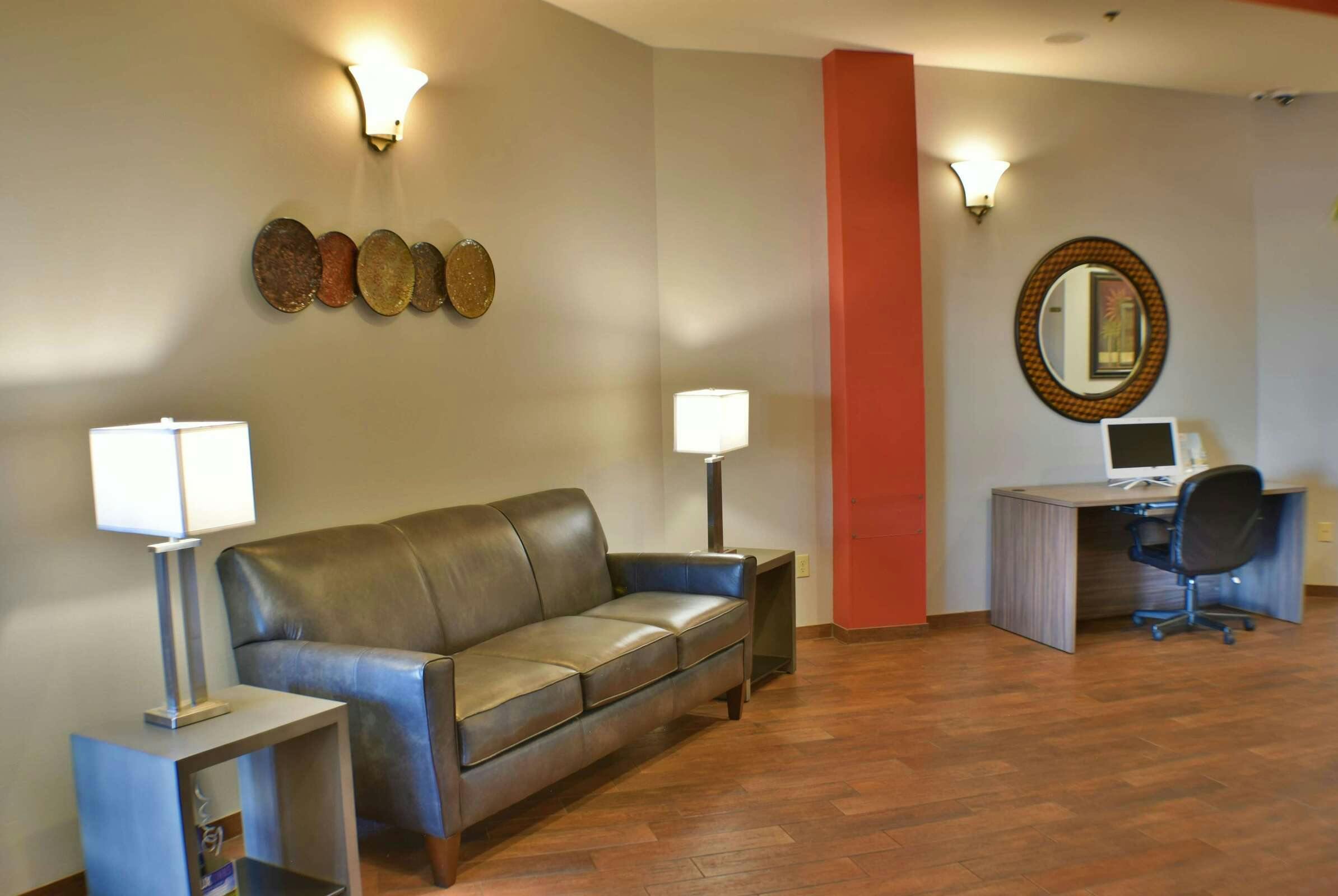 Hotel Ramada by Wyndham Sioux Falls Airport-Waterpark & Event Ctr photo 1