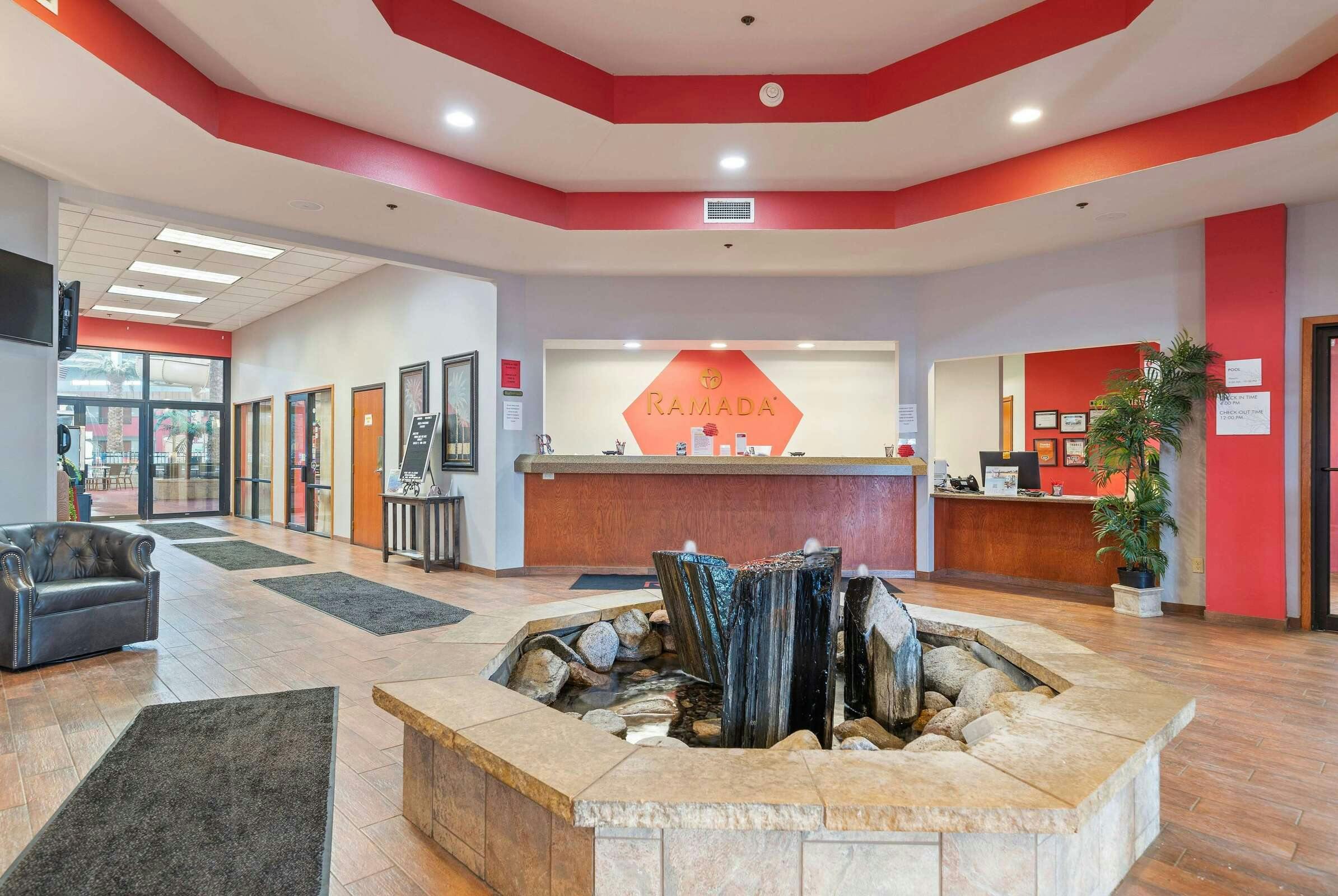 Hotel Ramada by Wyndham Sioux Falls Airport-Waterpark & Event Ctr photo 2