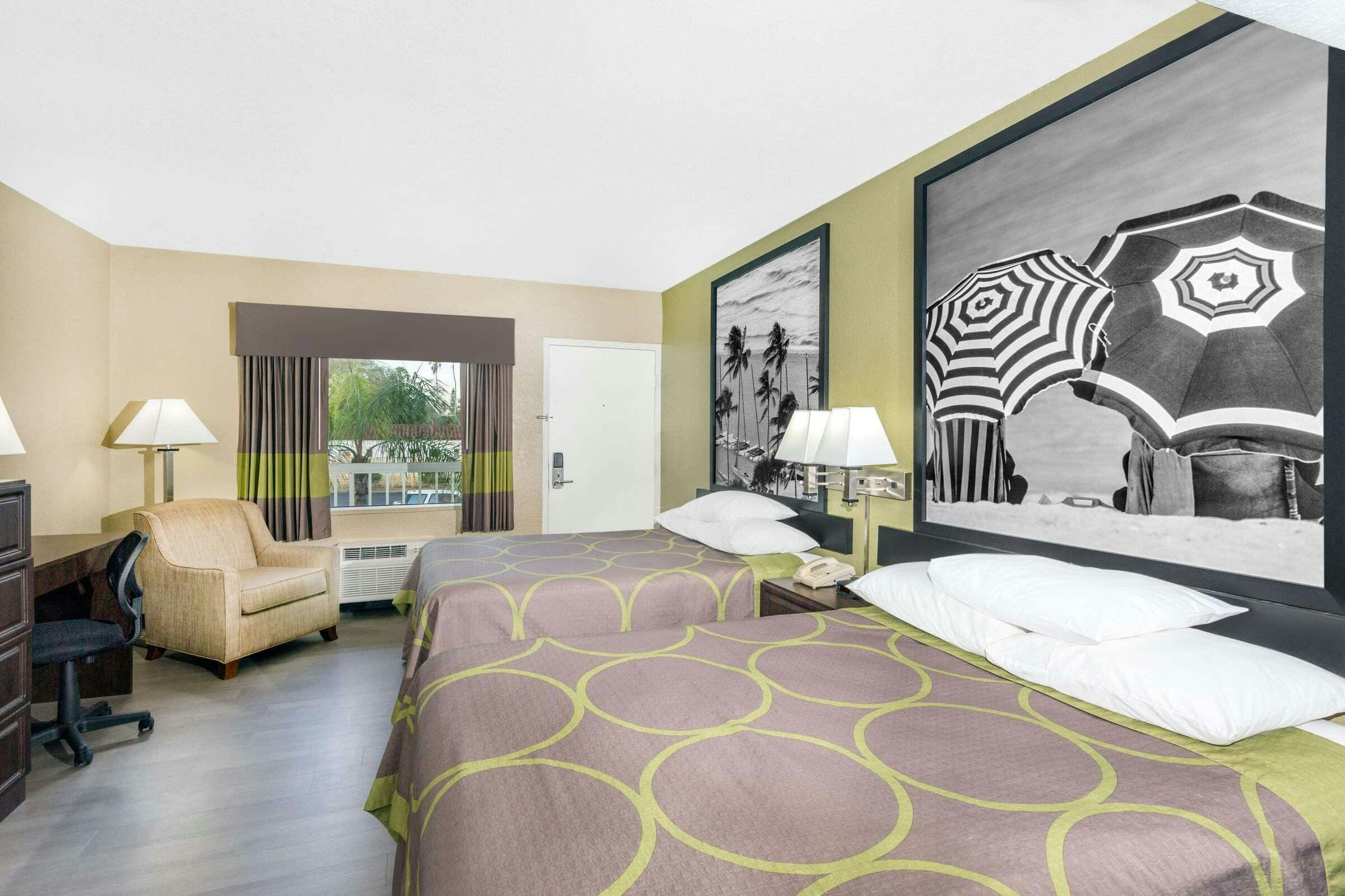 Hotel Super 8 by Wyndham Sarasota Near Siesta Key photo 4