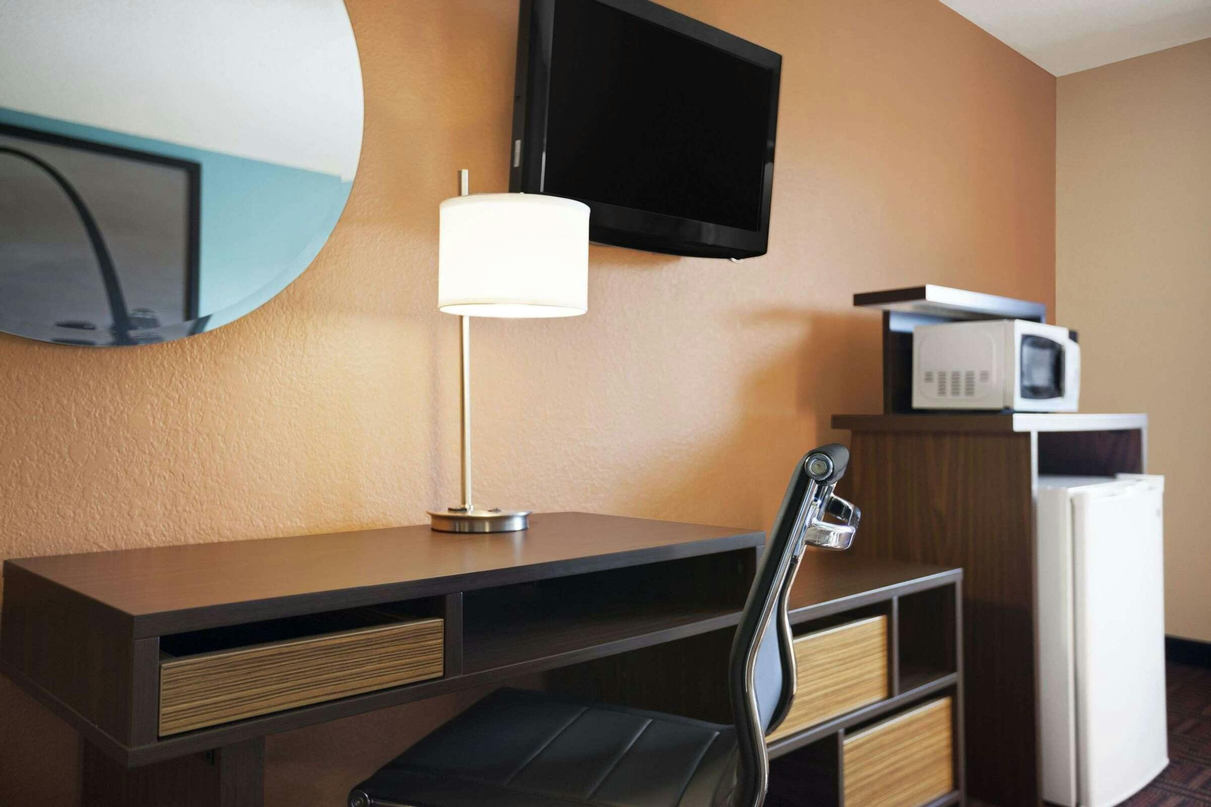 Hotel Super 8 by Wyndham Collinsville St. Louis photo 4