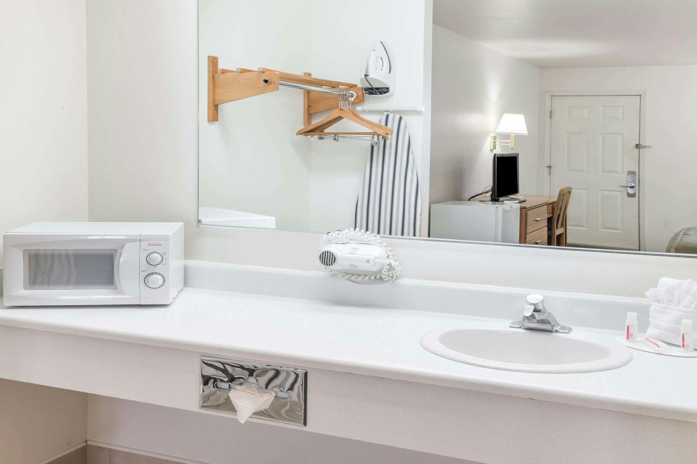 Hotel Howard Johnson by Wyndham Roseburg photo 4