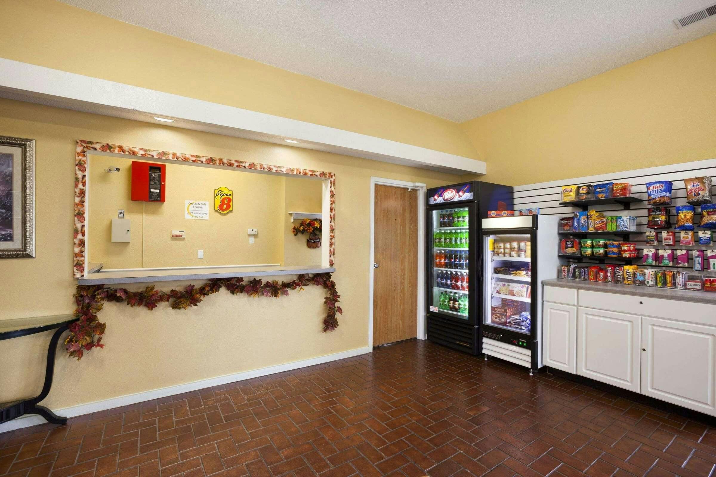 Hotel Super 8 Salem photo 2