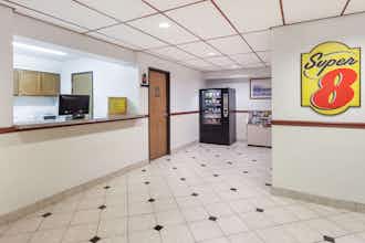 Hotel Super 8 by Wyndham Winchester VA photo 2