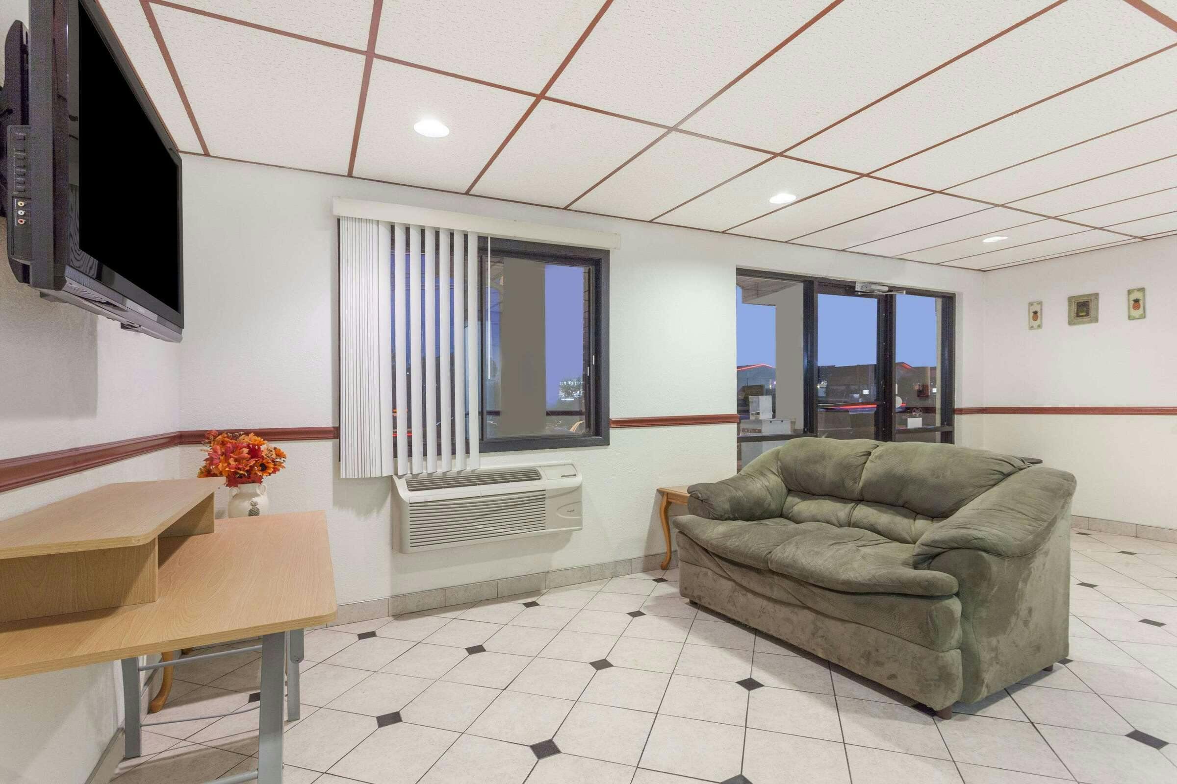 Hotel Super 8 by Wyndham Winchester VA photo 3