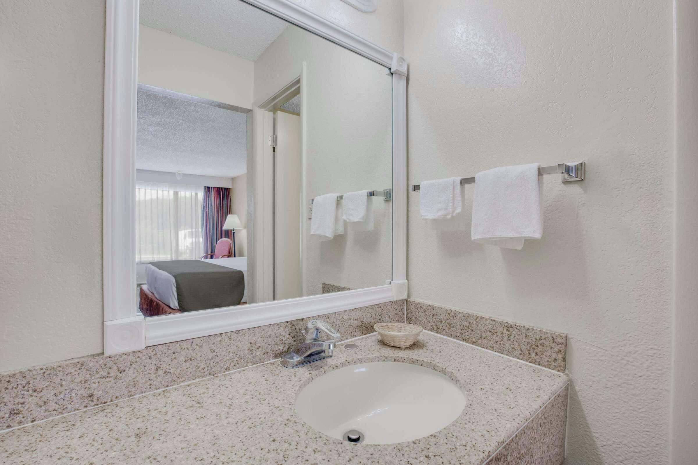 Hotel Days Inn by Wyndham Asheville West photo 3