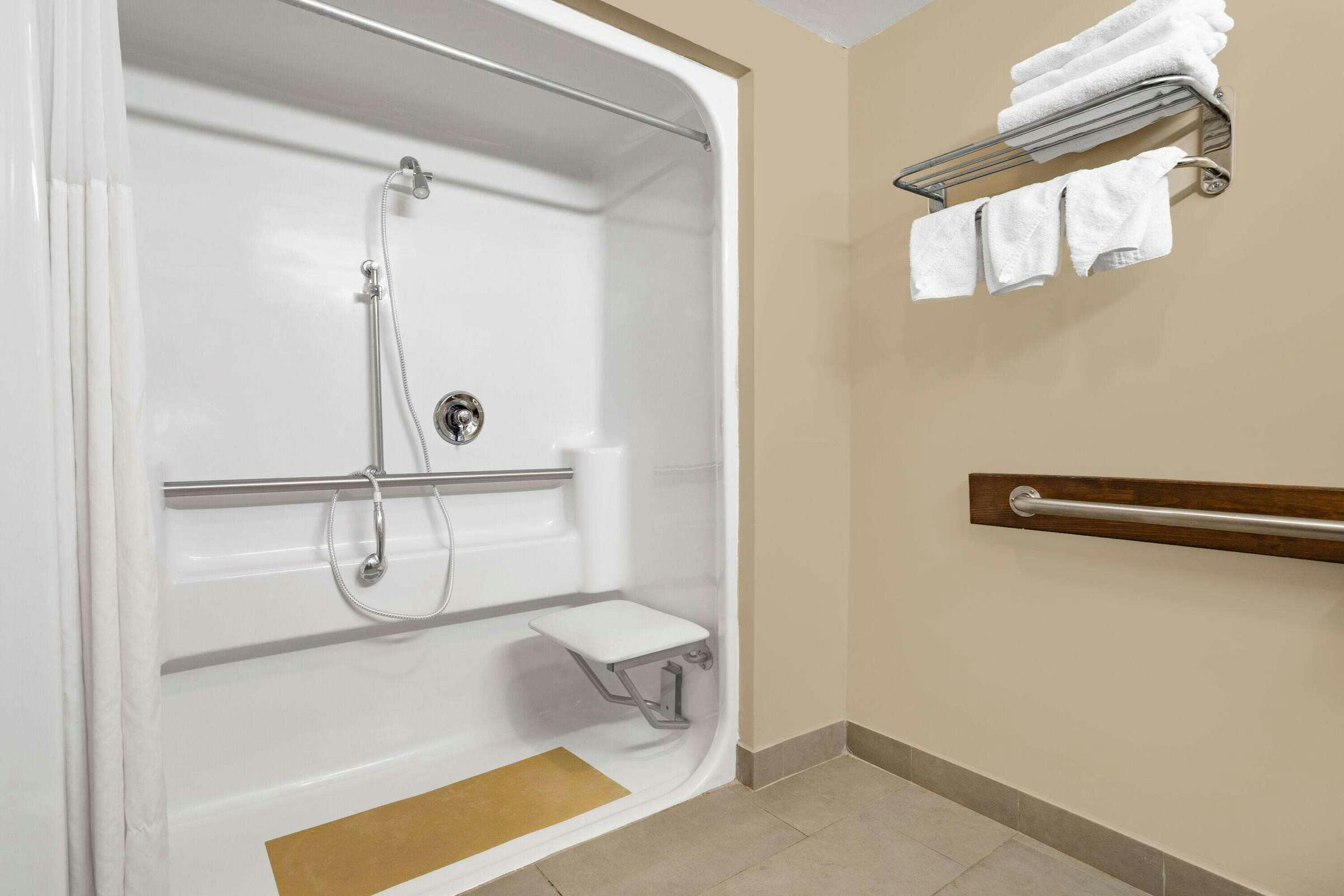 Hotel Ramada by Wyndham Hendersonville photo 2