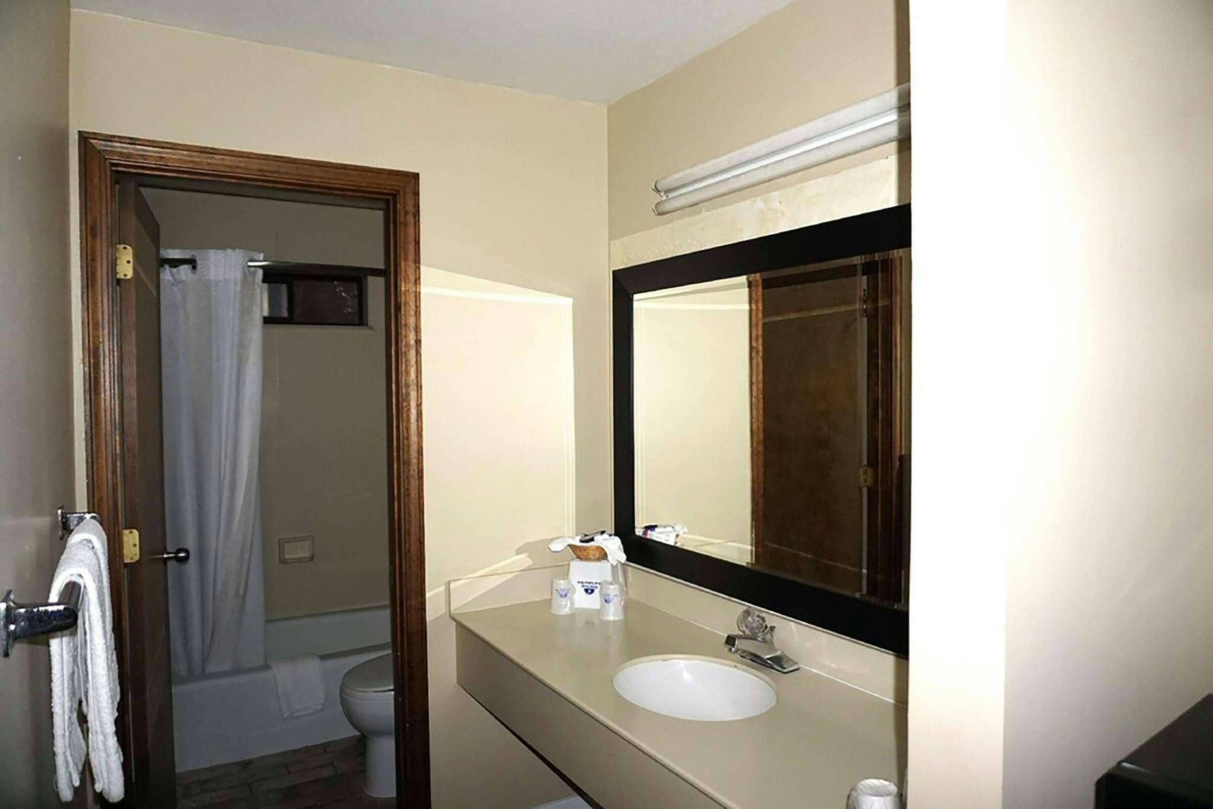 Hotel Travelodge Concord photo 4