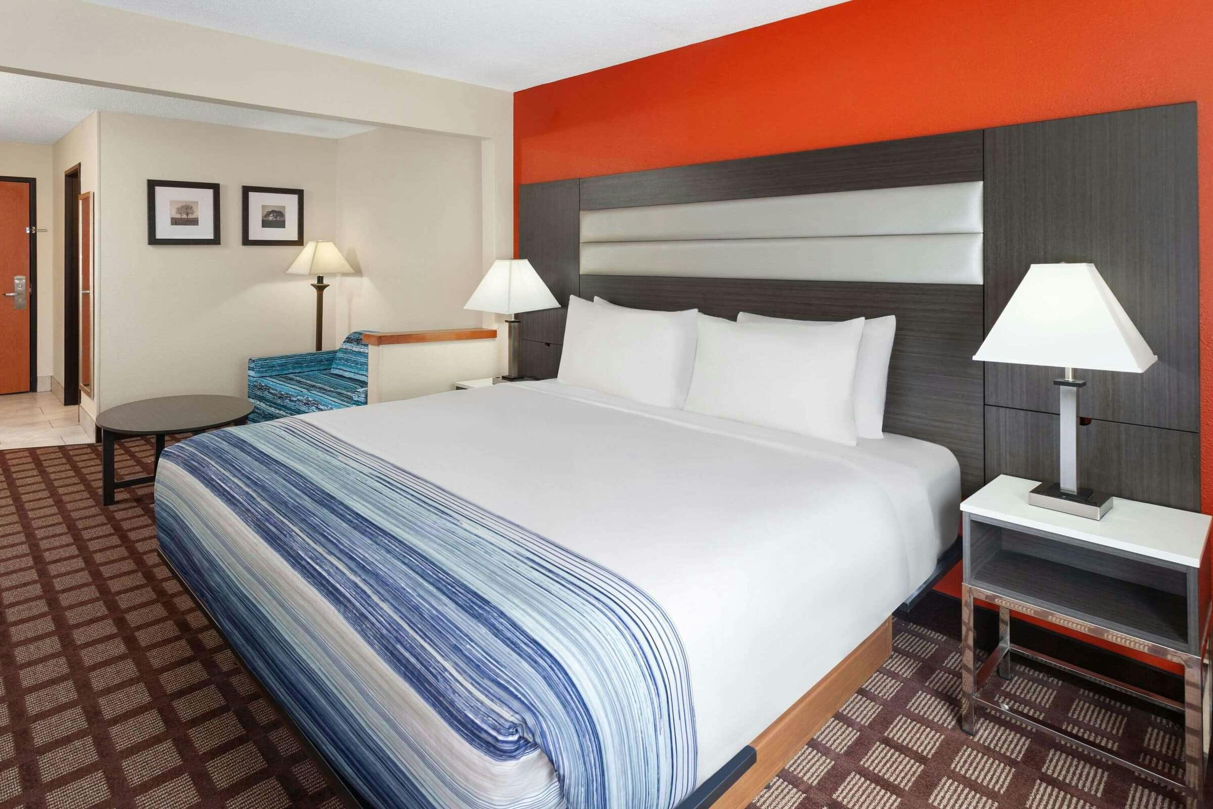 Hotel AmericInn by Wyndham Hudson photo 2