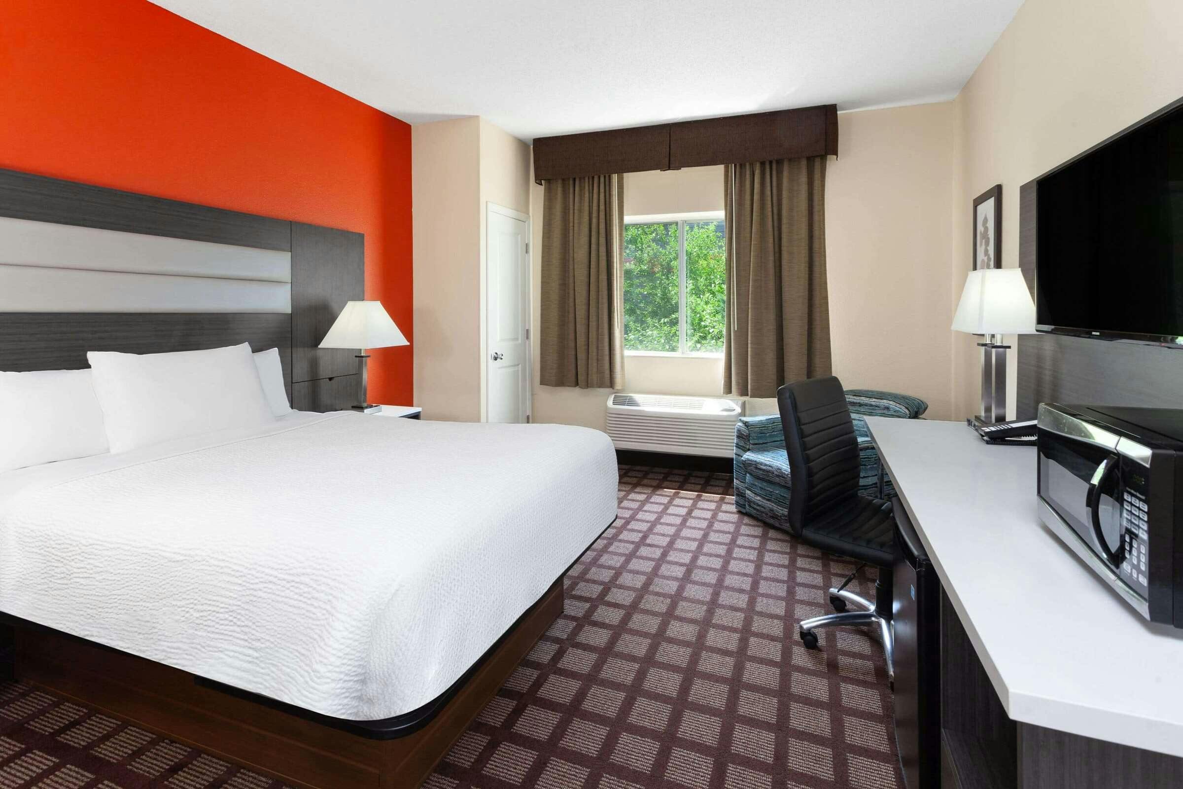 Hotel AmericInn by Wyndham Hudson photo 5