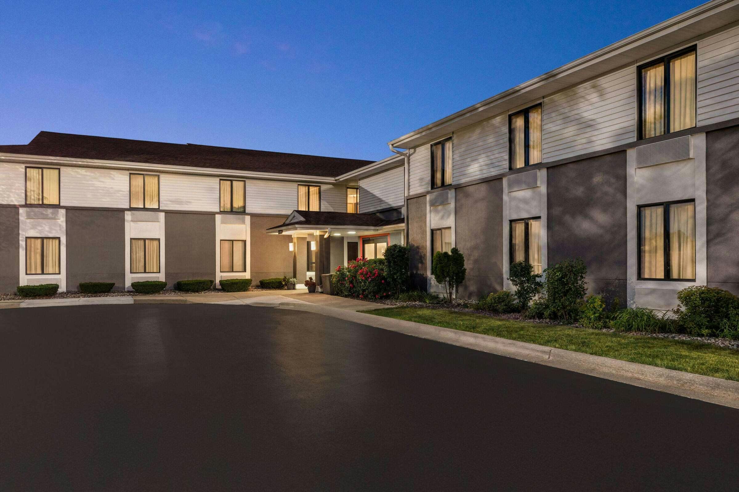 Super 8 by Wyndham Germantown/Milwaukee