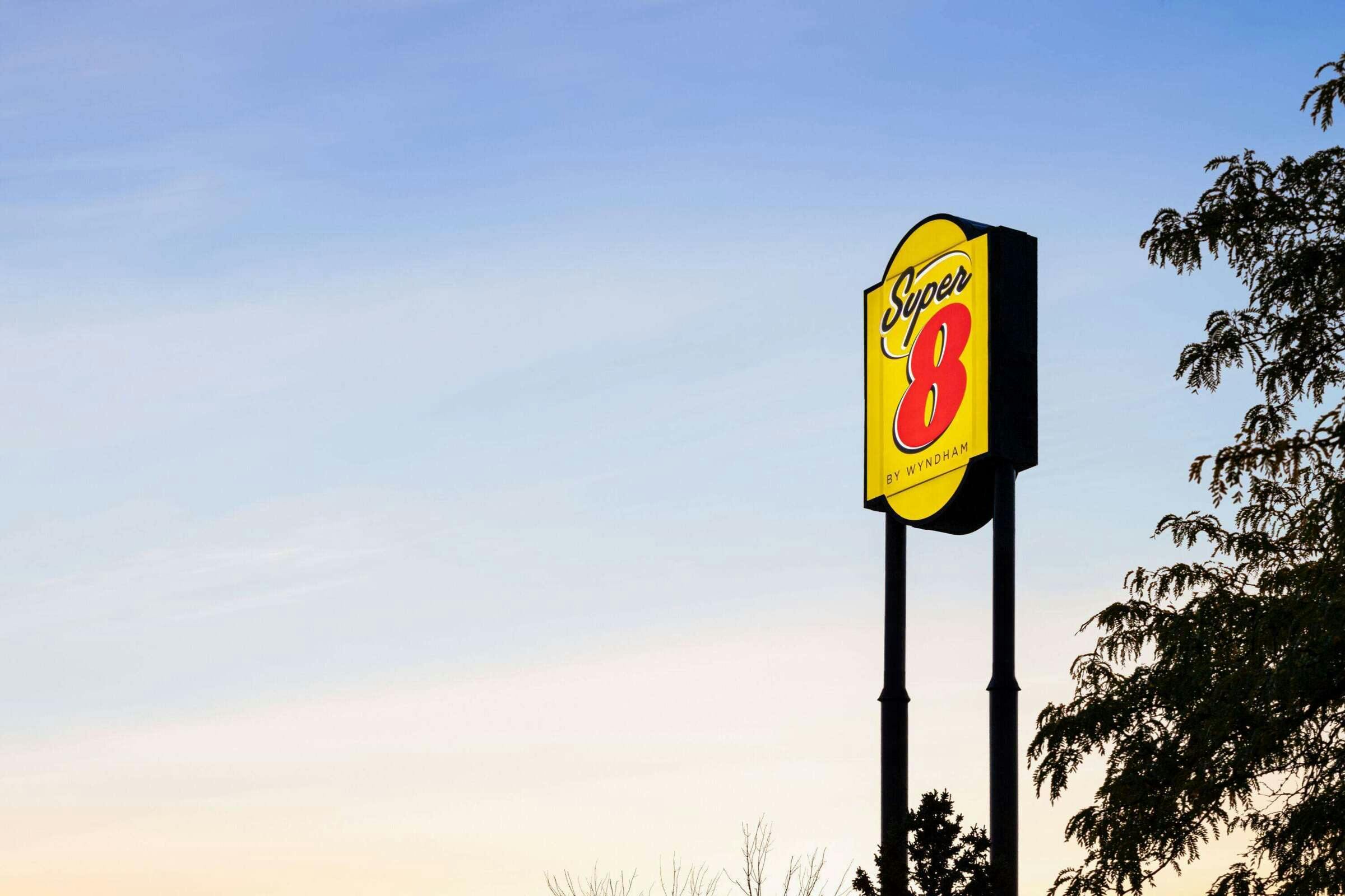 Hotel Super 8 by Wyndham Germantown/Milwaukee photo 1