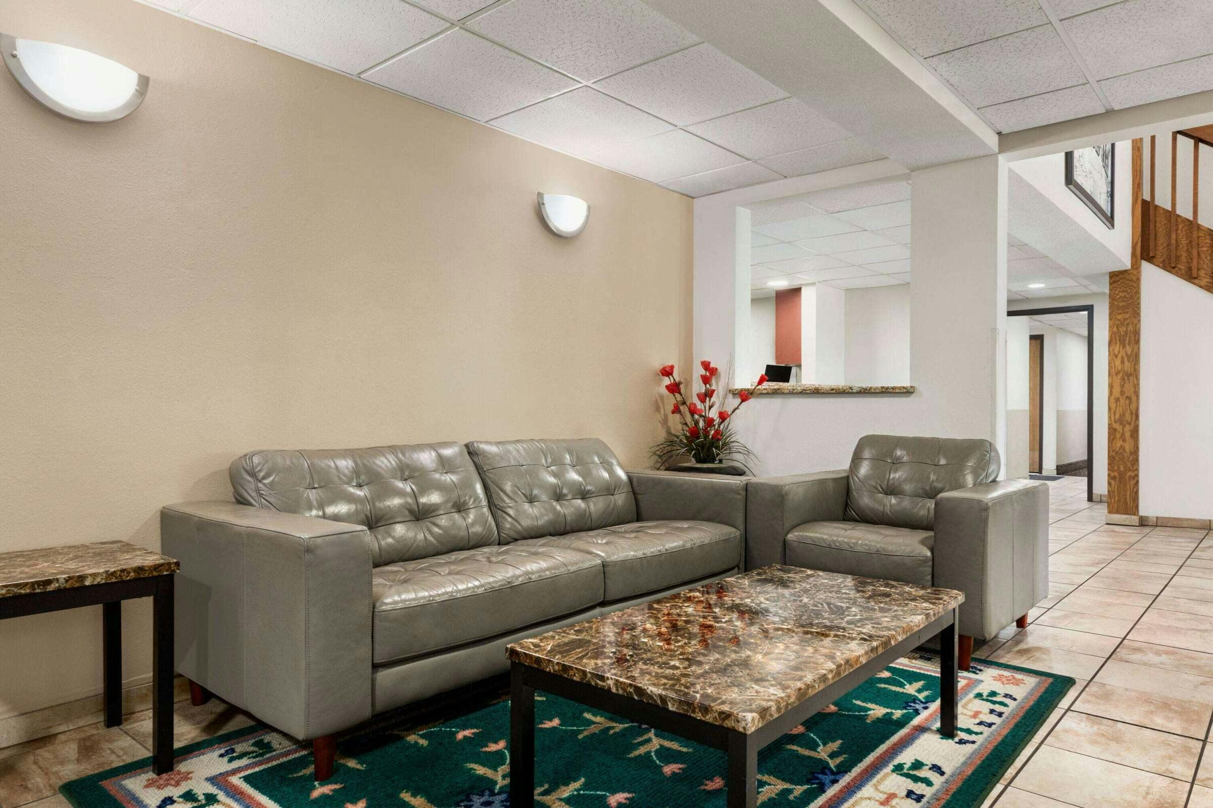 Hotel Super 8 by Wyndham Germantown/Milwaukee photo 3