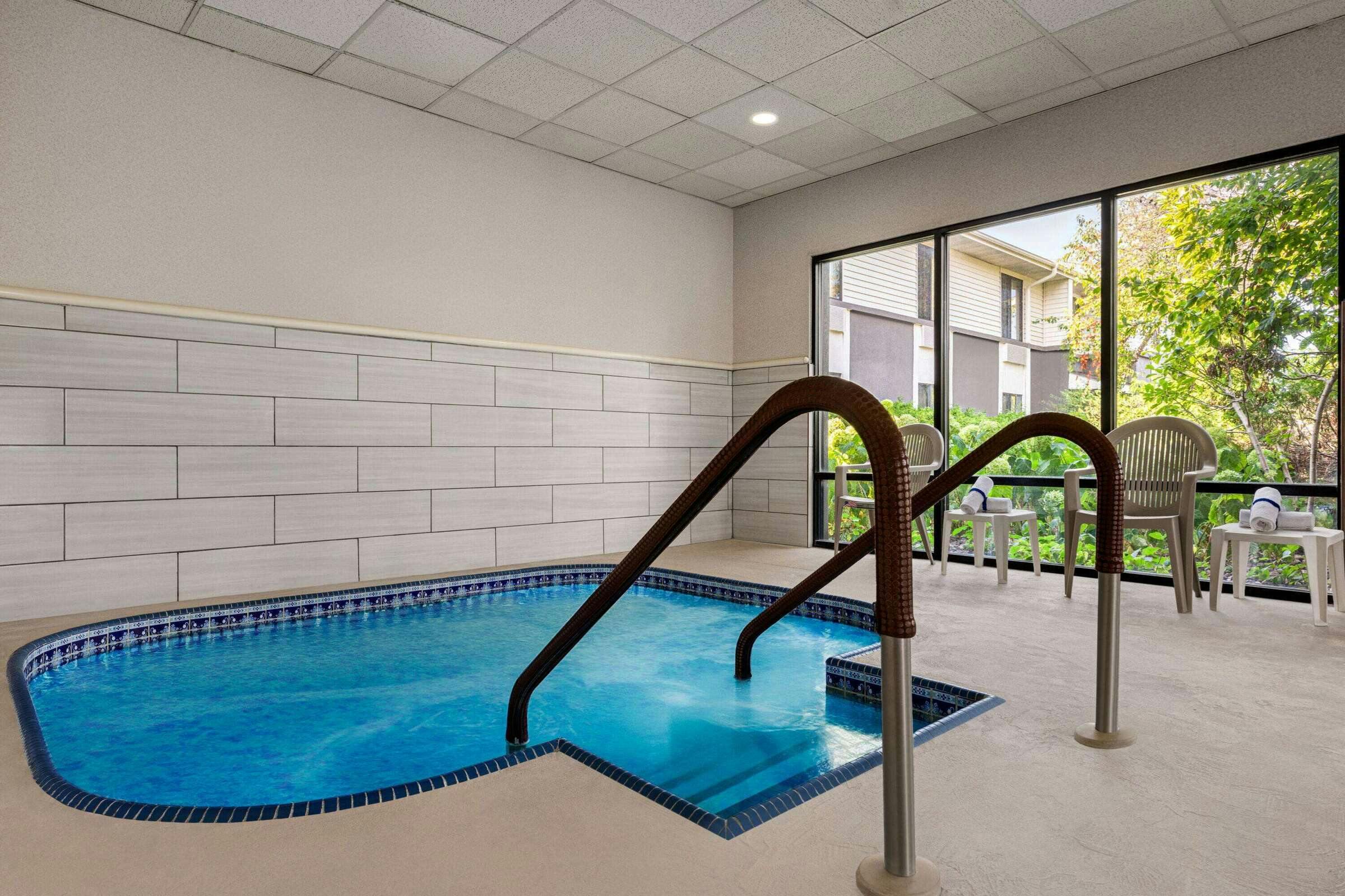 Hotel Super 8 by Wyndham Germantown/Milwaukee photo 4