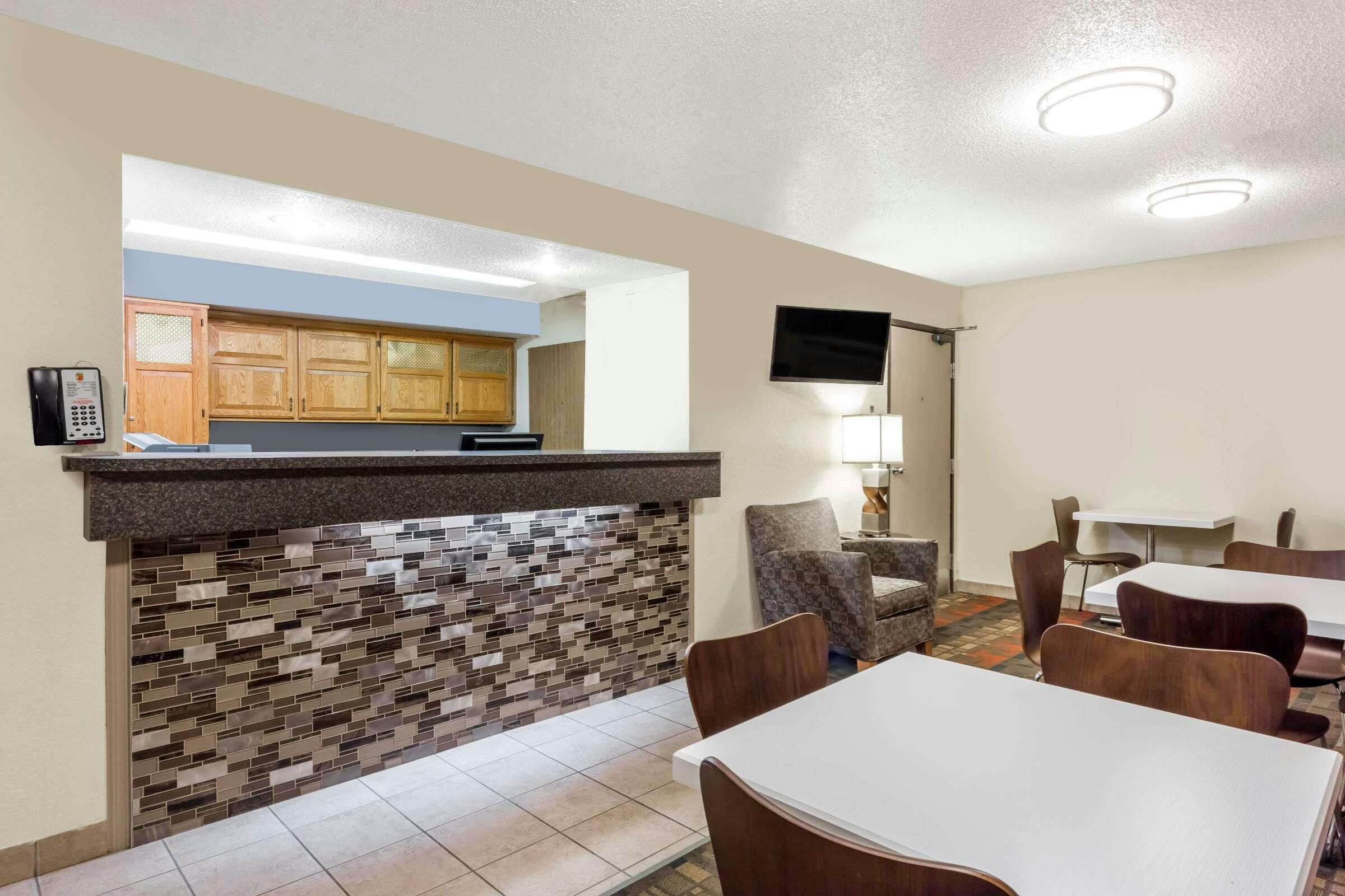 Hotel Super 8 by Wyndham Lewisburg photo 2