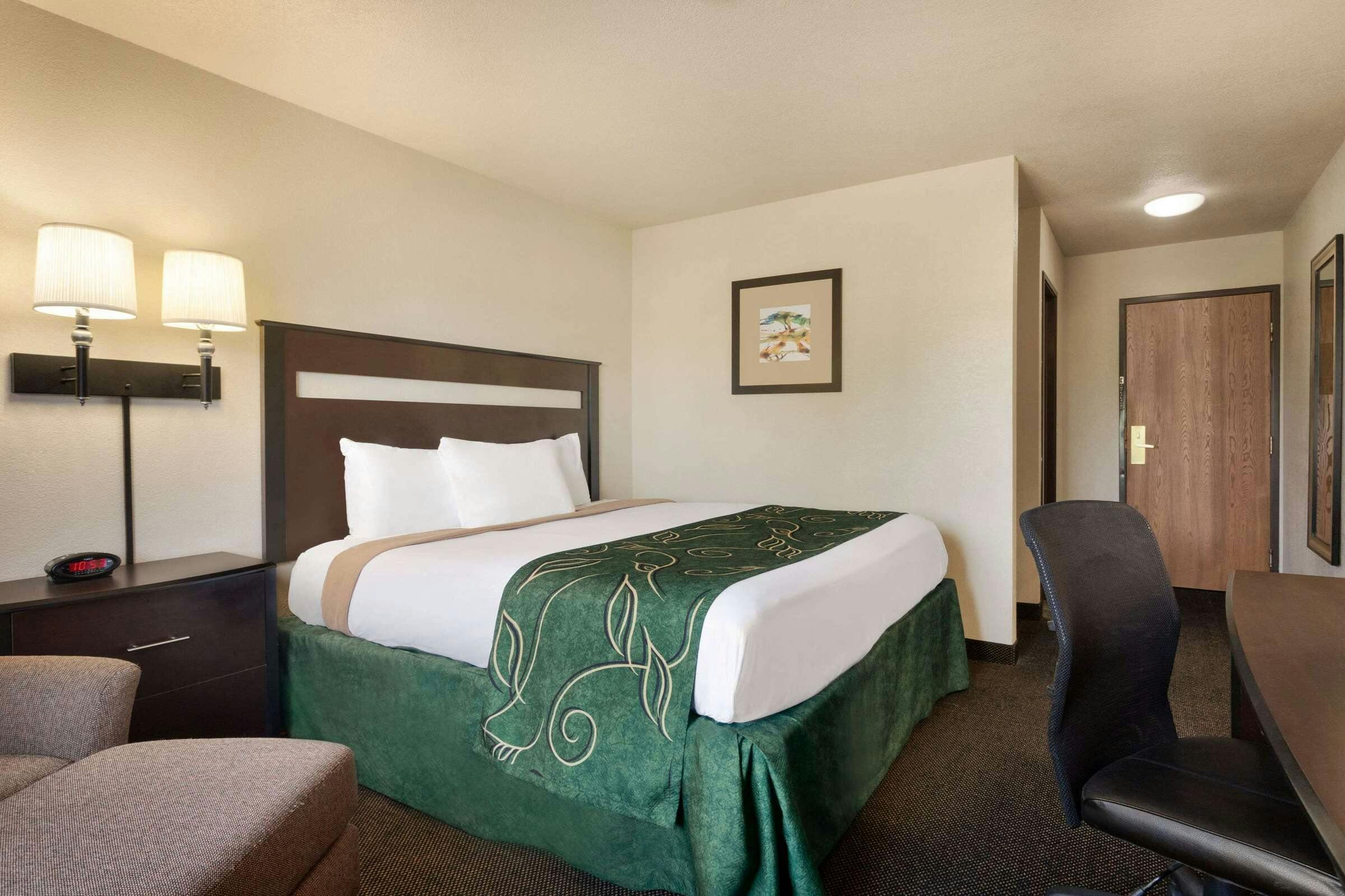 Hotel Travelodge by Wyndham Jefferson City photo 1