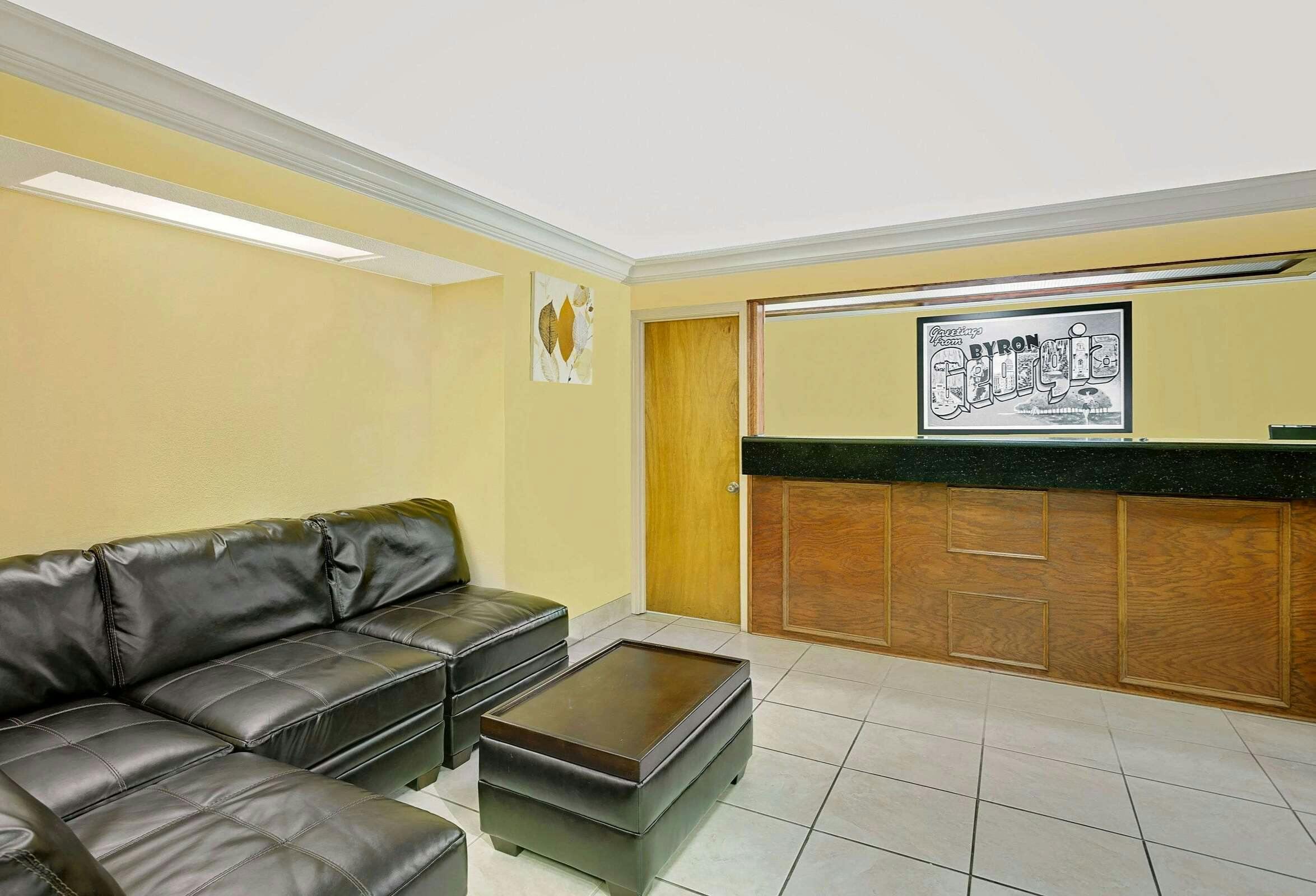 Hotel Super 8 Byron/South Macon photo 1