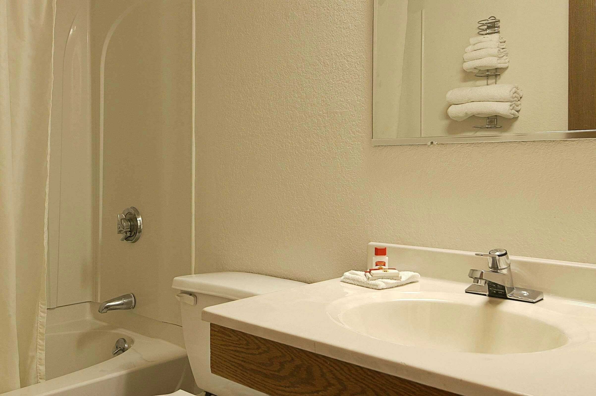 Hotel Super 8 Manchester Airport photo 1