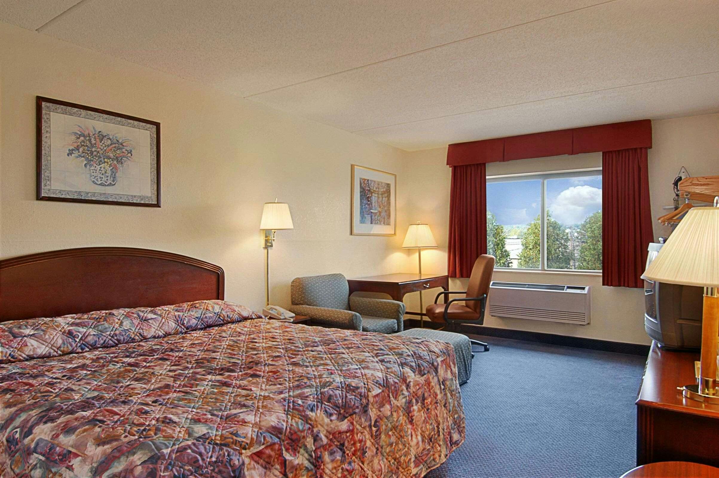 Hotel Super 8 Manchester Airport photo 2