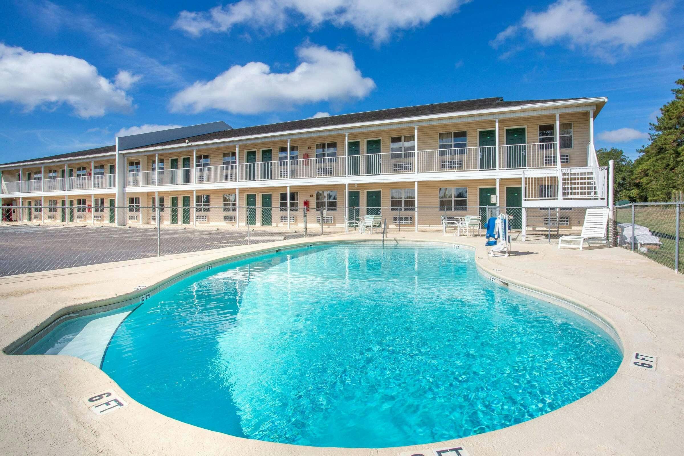 Hotel Super 8 Monticello photo 1