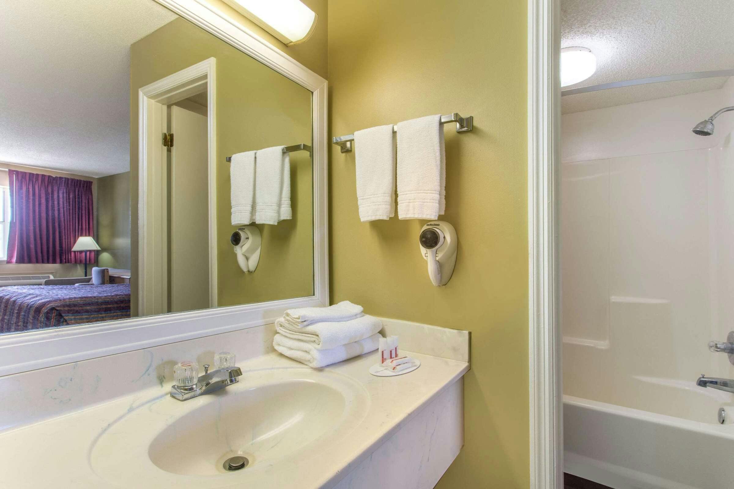 Hotel Super 8 Monticello photo 2