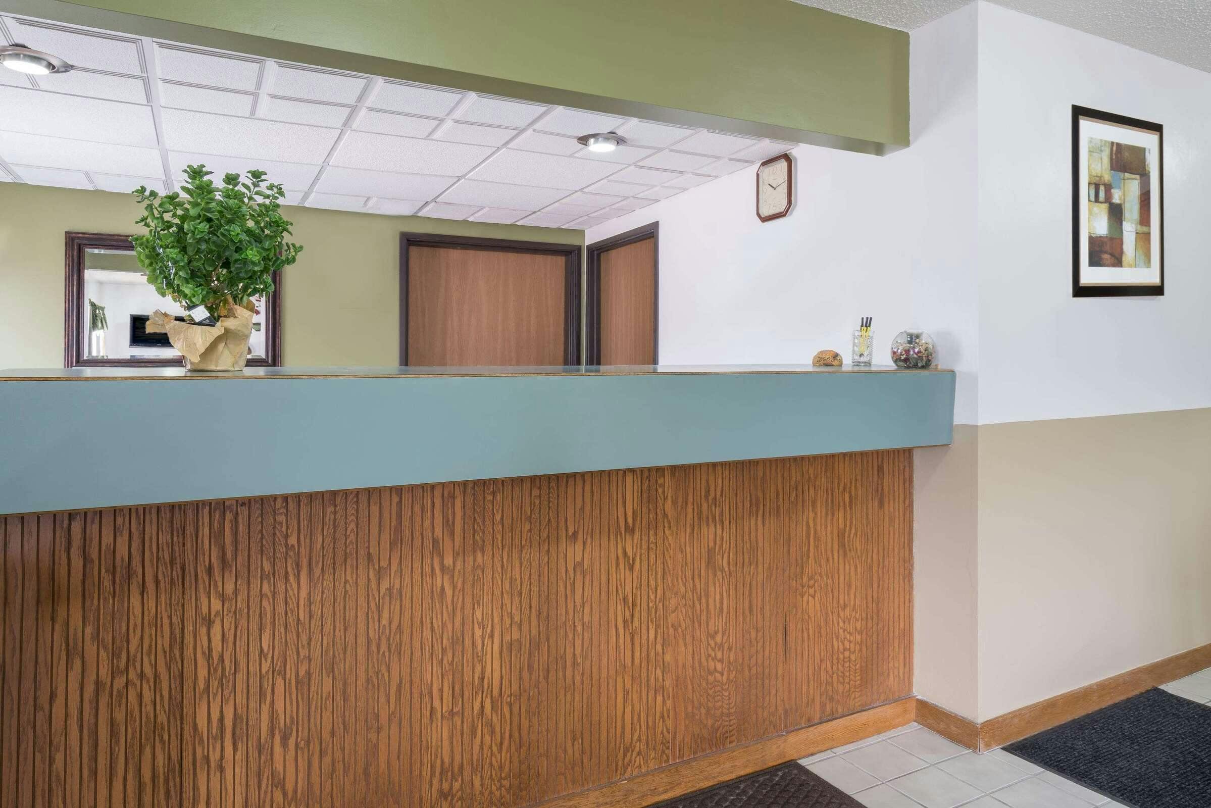 Hotel Super 8 by Wyndham Fond Du Lac photo 2