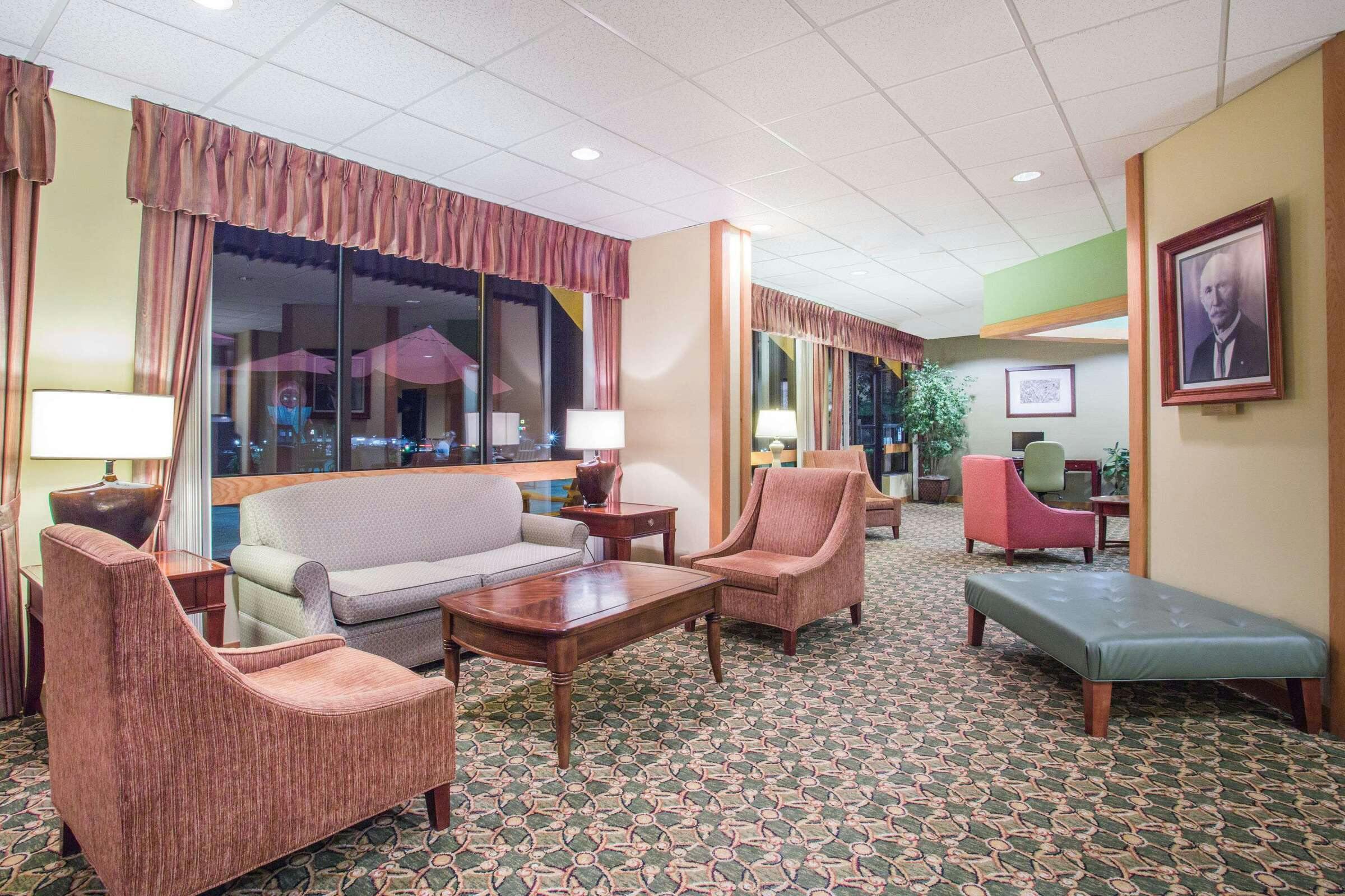 Hotel Days Inn and Suites Sutton photo 1