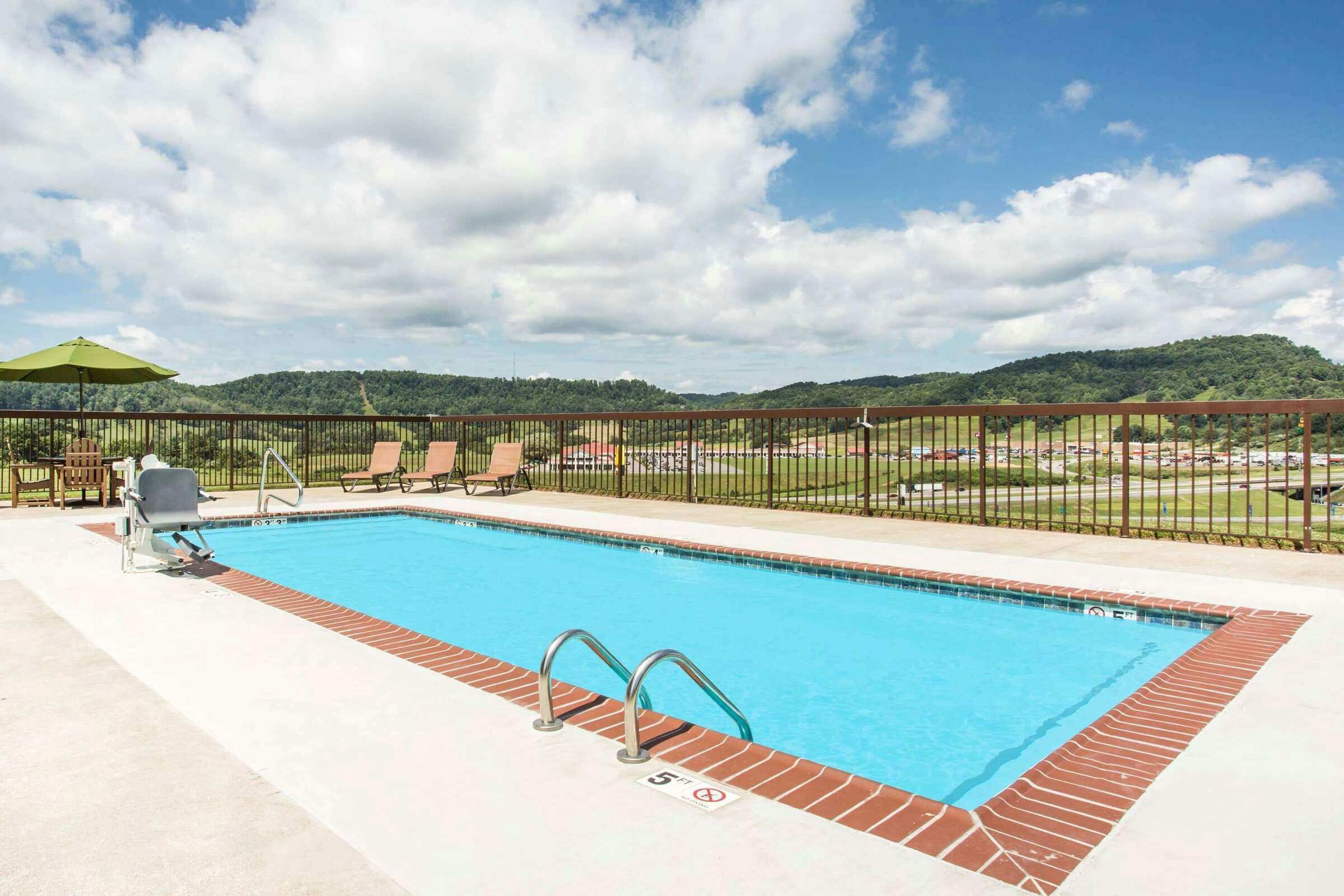 Hotel Days Inn and Suites Sutton photo 2