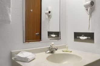 Hotel Super 8 by Wyndham Park City/North Wichita Area photo 1