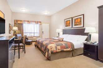 Hotel Ramada by Wyndham Pincher Creek photo 2