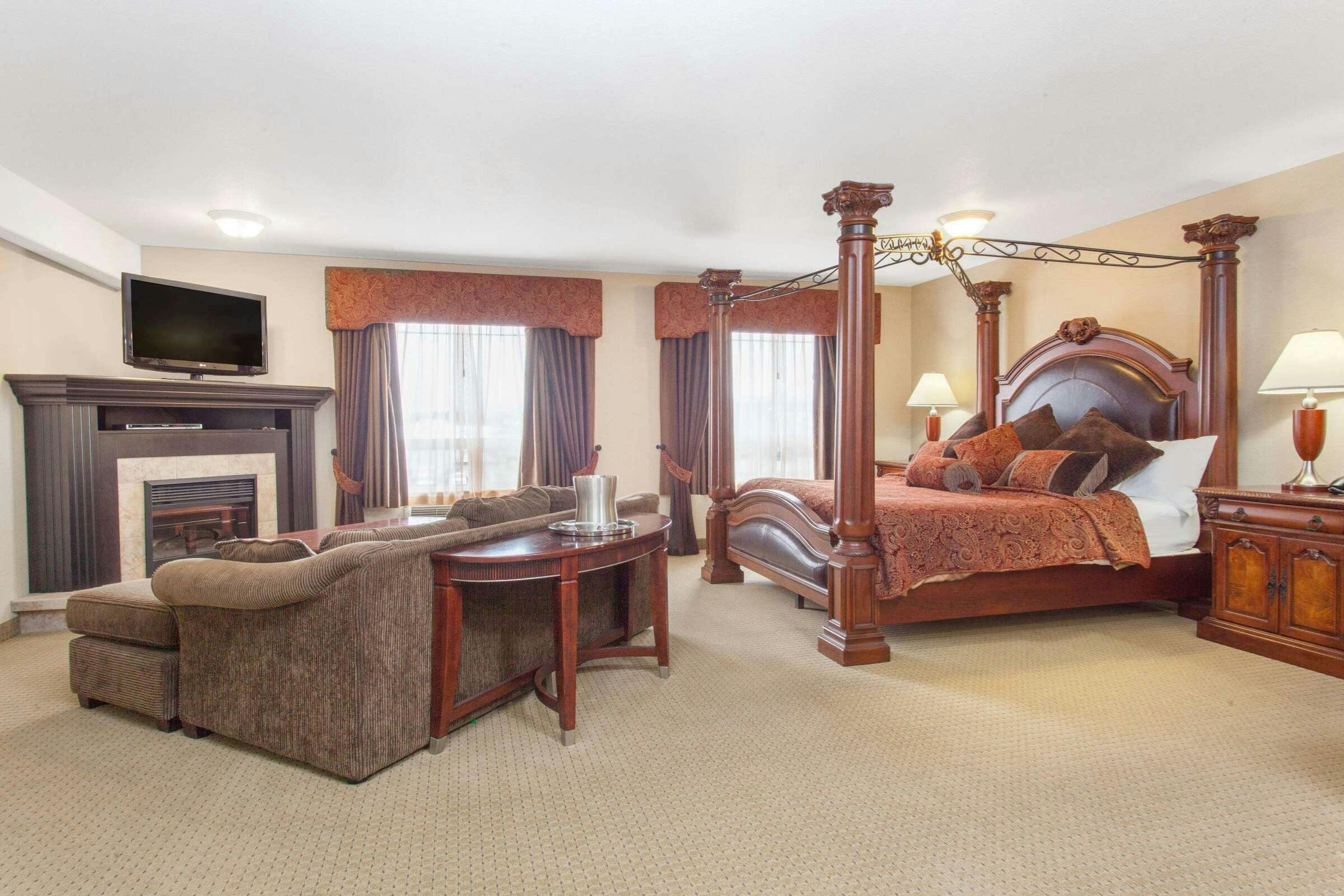 Hotel Ramada by Wyndham Pincher Creek photo 5