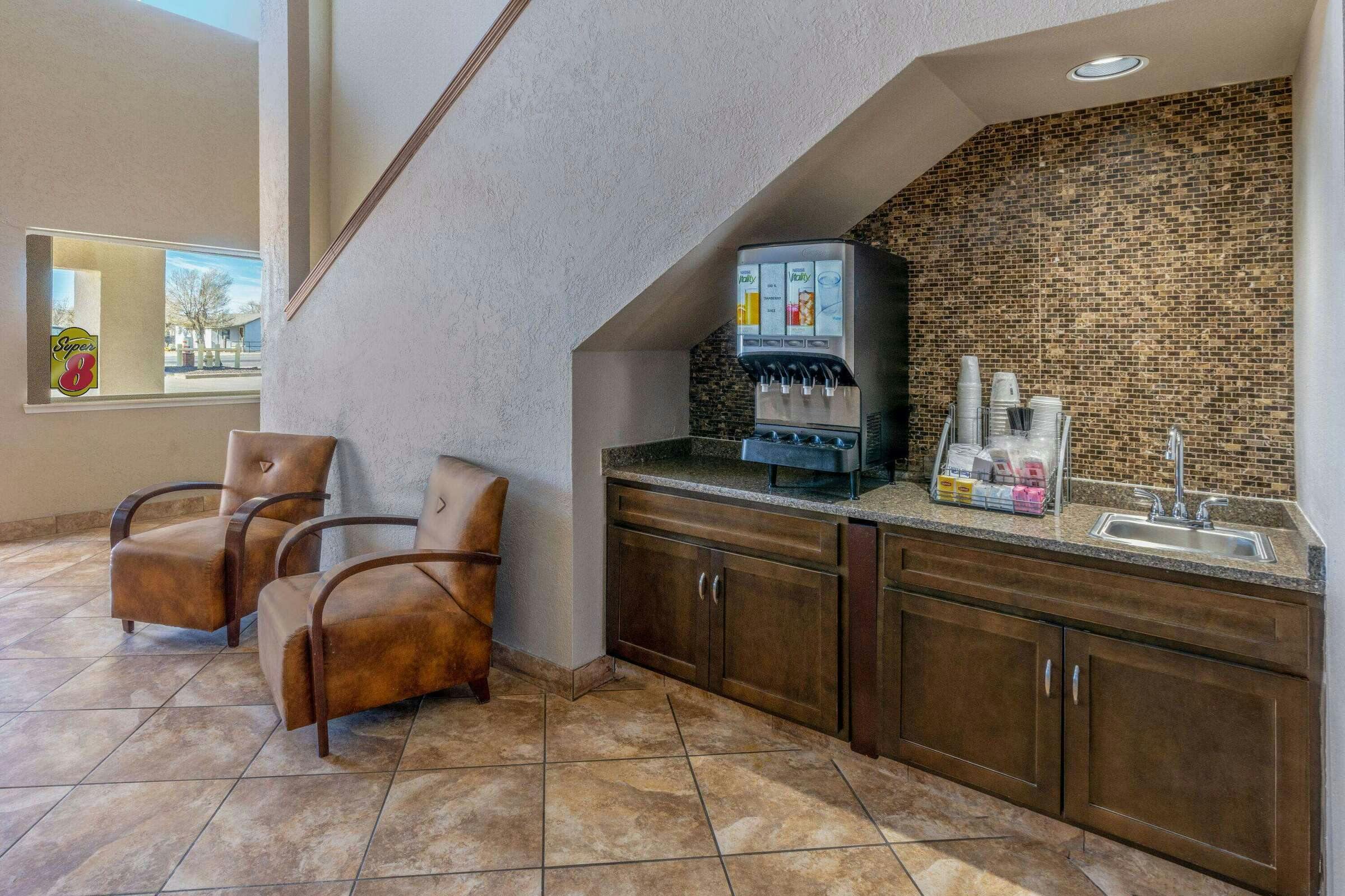 Hotel Super 8 by Wyndham Clayton photo 2