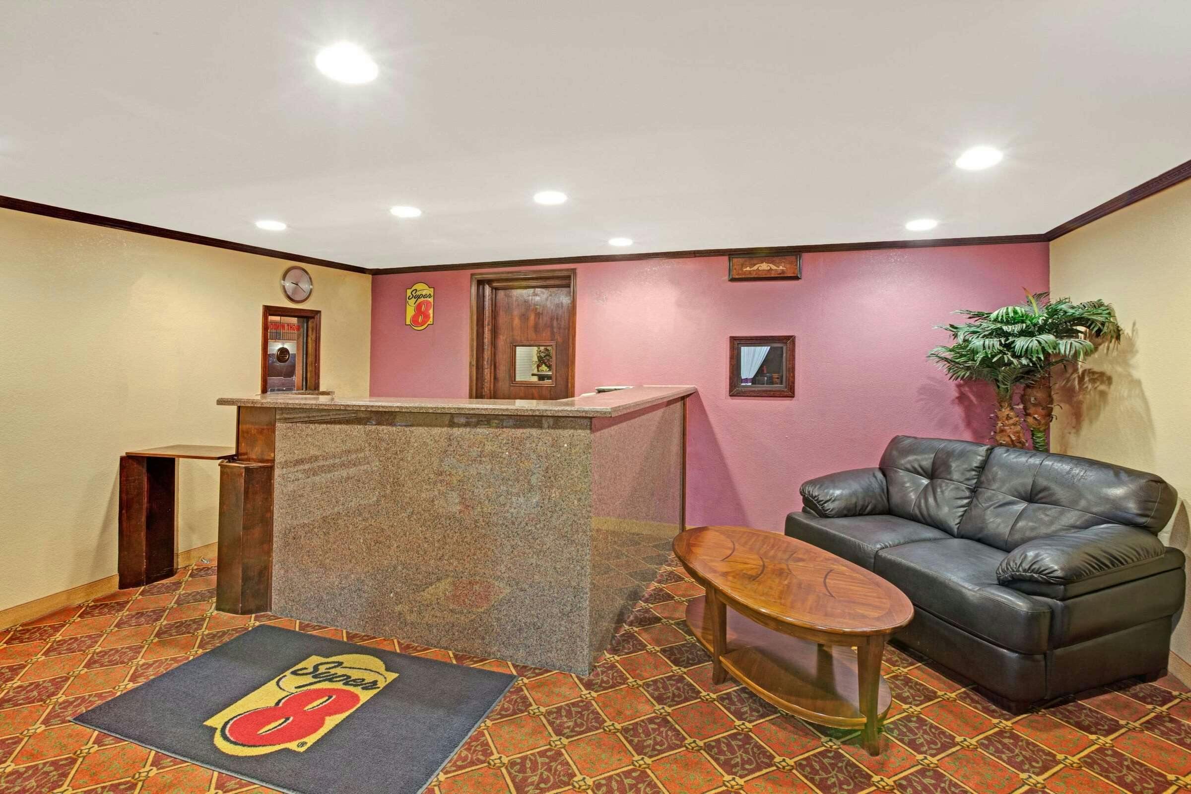 Hotel Super 8 by Wyndham Shawnee photo 1